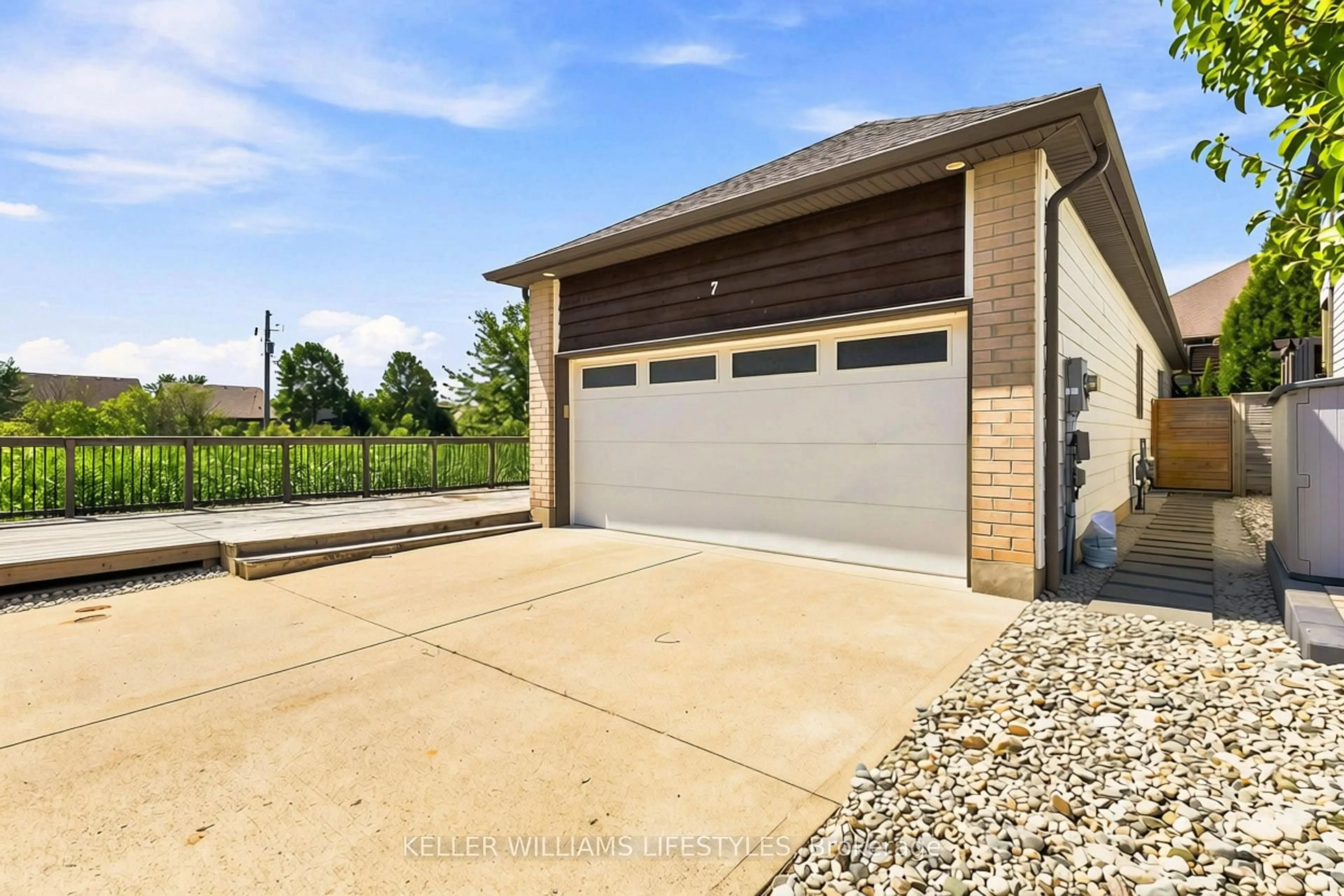Indoor garage for 727 Apricot Dr #7, London South Ontario N6K 5A7