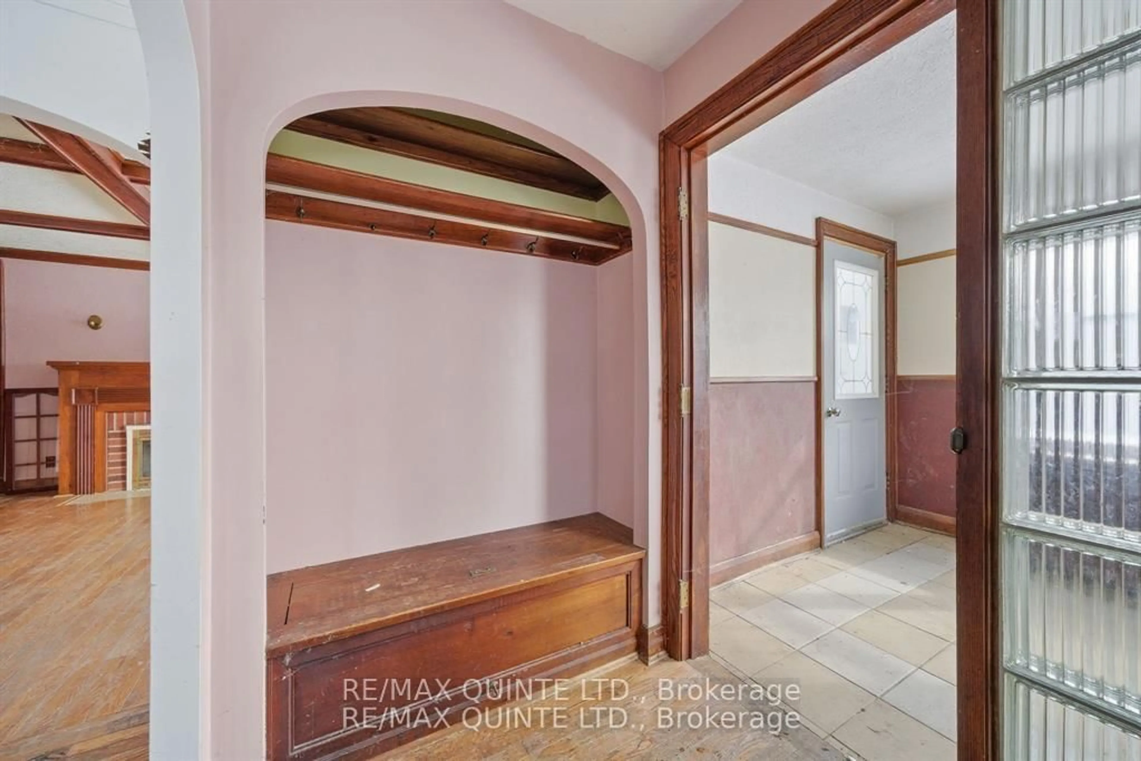Indoor entryway for 3810 Springbrook Rd, Denbigh Ontario K0L 1L0