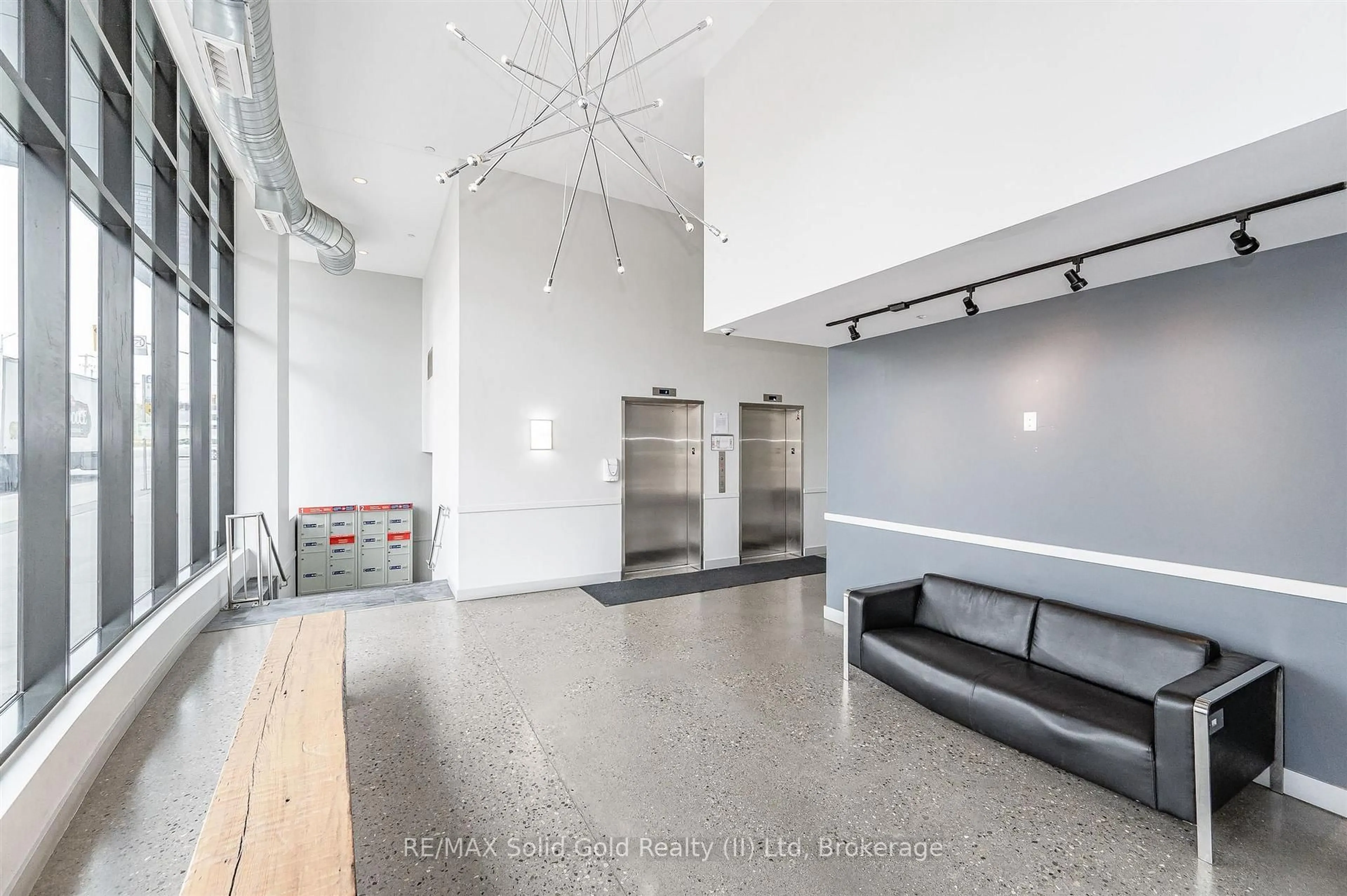 Indoor foyer for 1 Victoria St #1807, Kitchener Ontario N2G 0B5