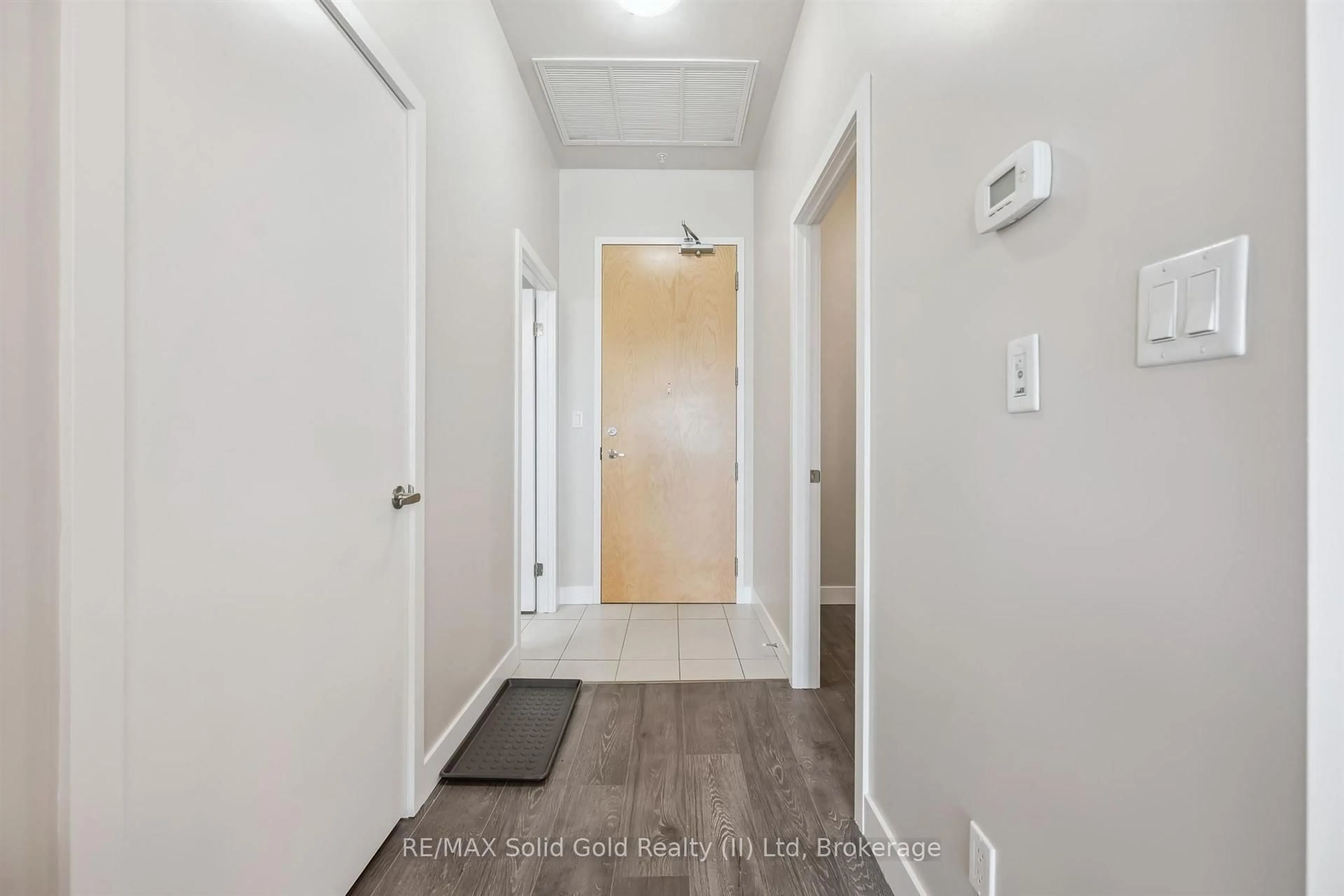 Indoor entryway for 1 Victoria St #1807, Kitchener Ontario N2G 0B5