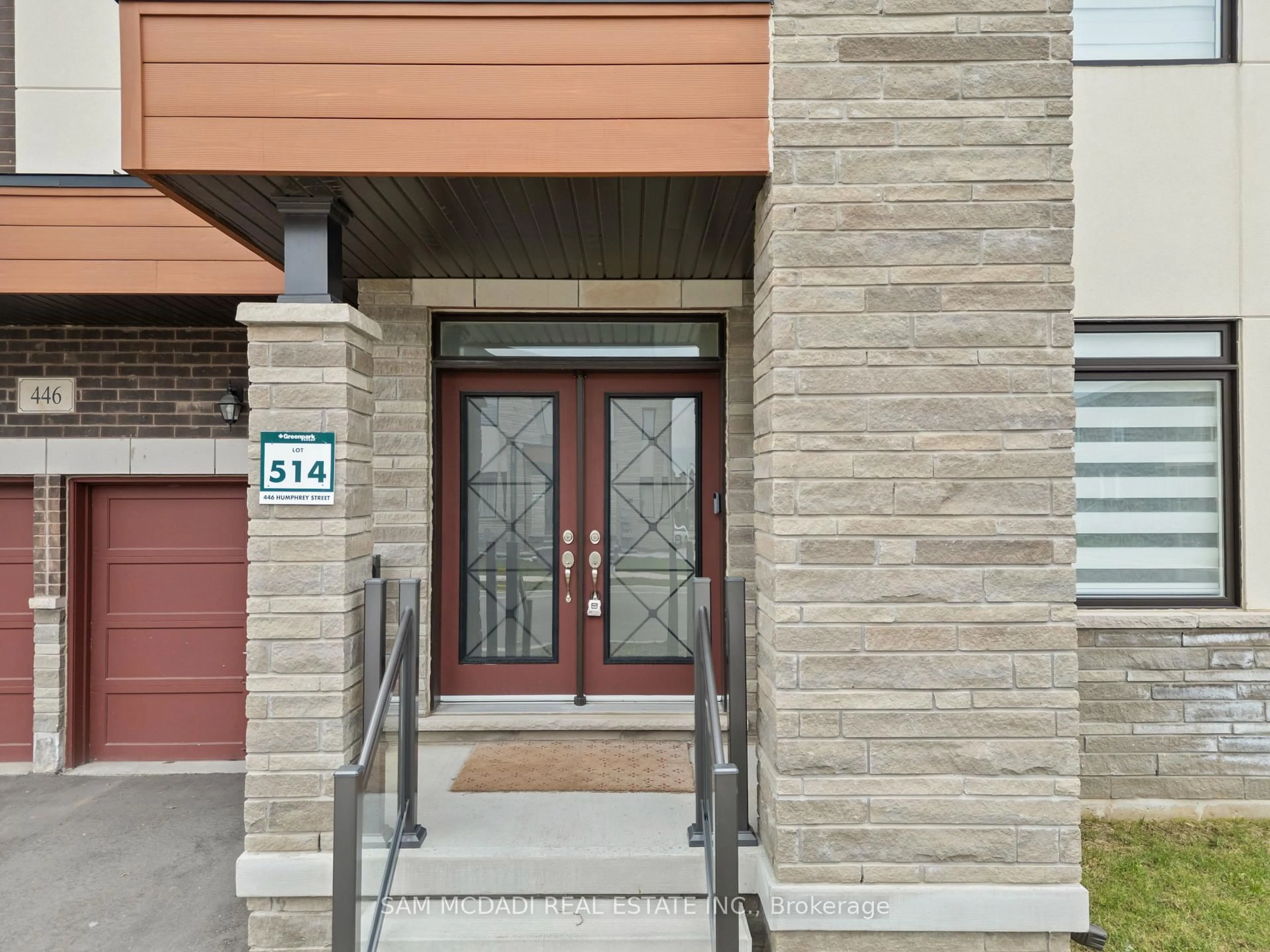 Indoor entryway for 446 Humphrey St, Hamilton Ontario L8B 1Z8