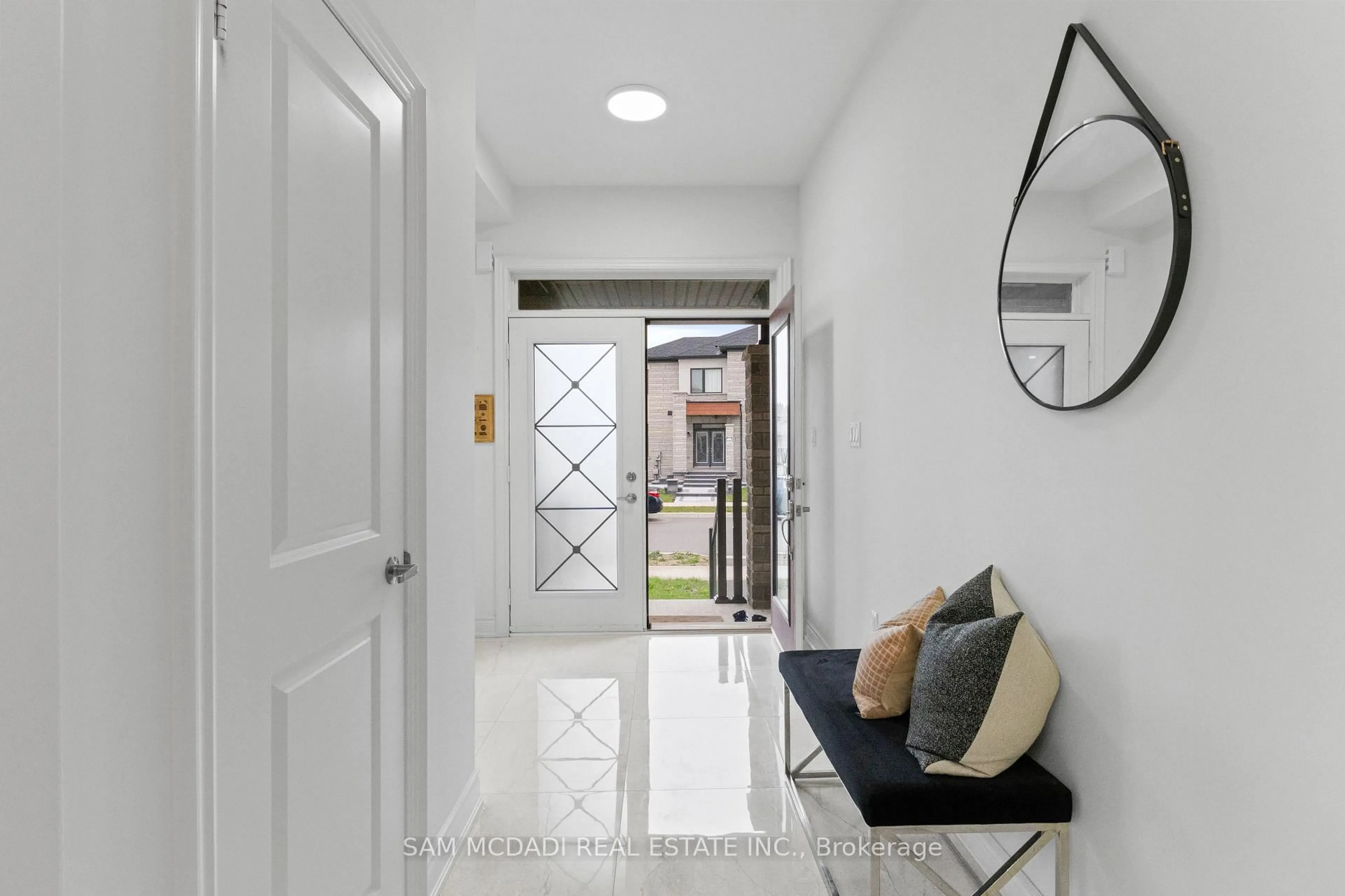 Indoor entryway for 446 Humphrey St, Hamilton Ontario L8B 1Z8