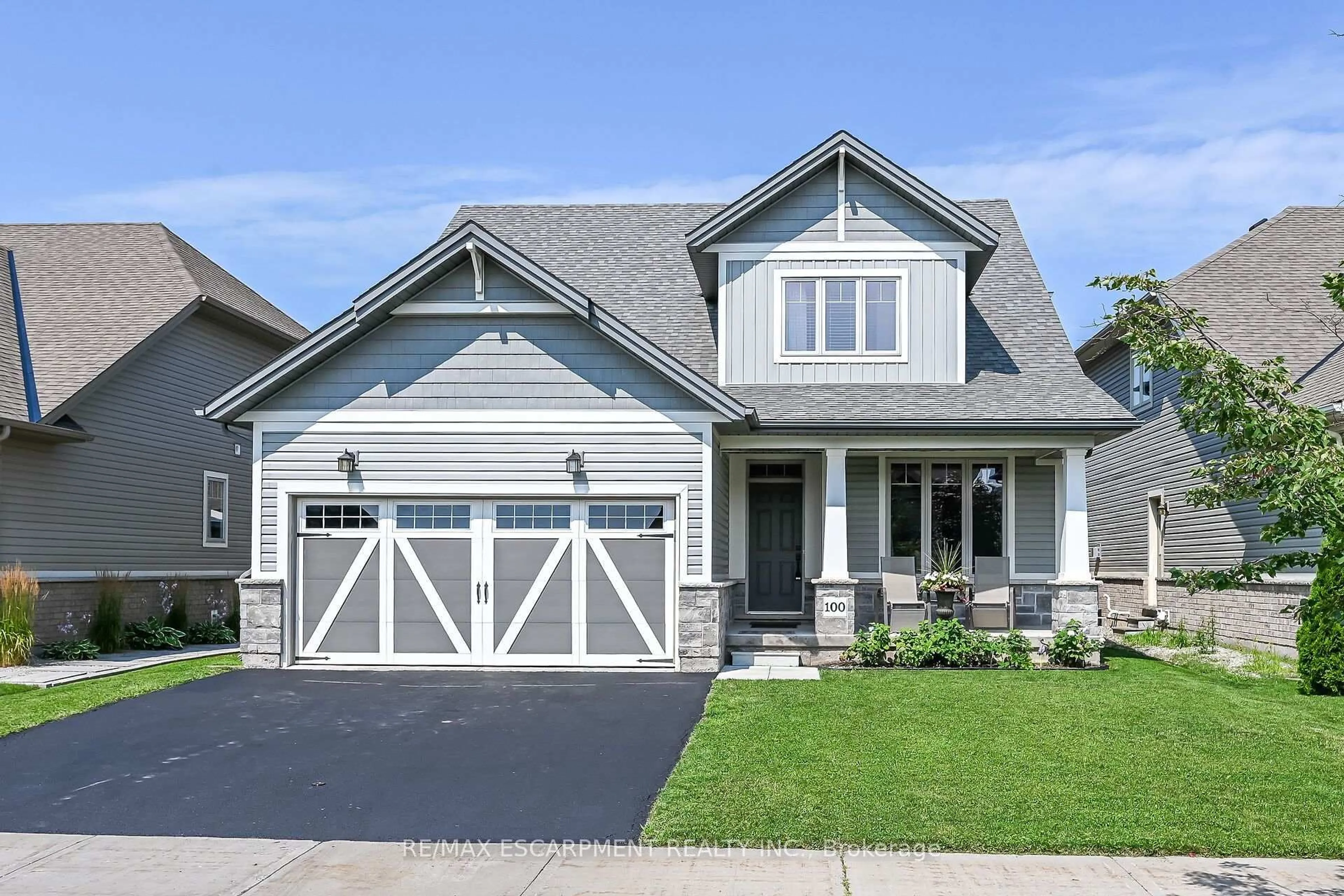Home with vinyl exterior material, street for 100 ANASTASIA Blvd, West Lincoln Ontario L0R 2A0