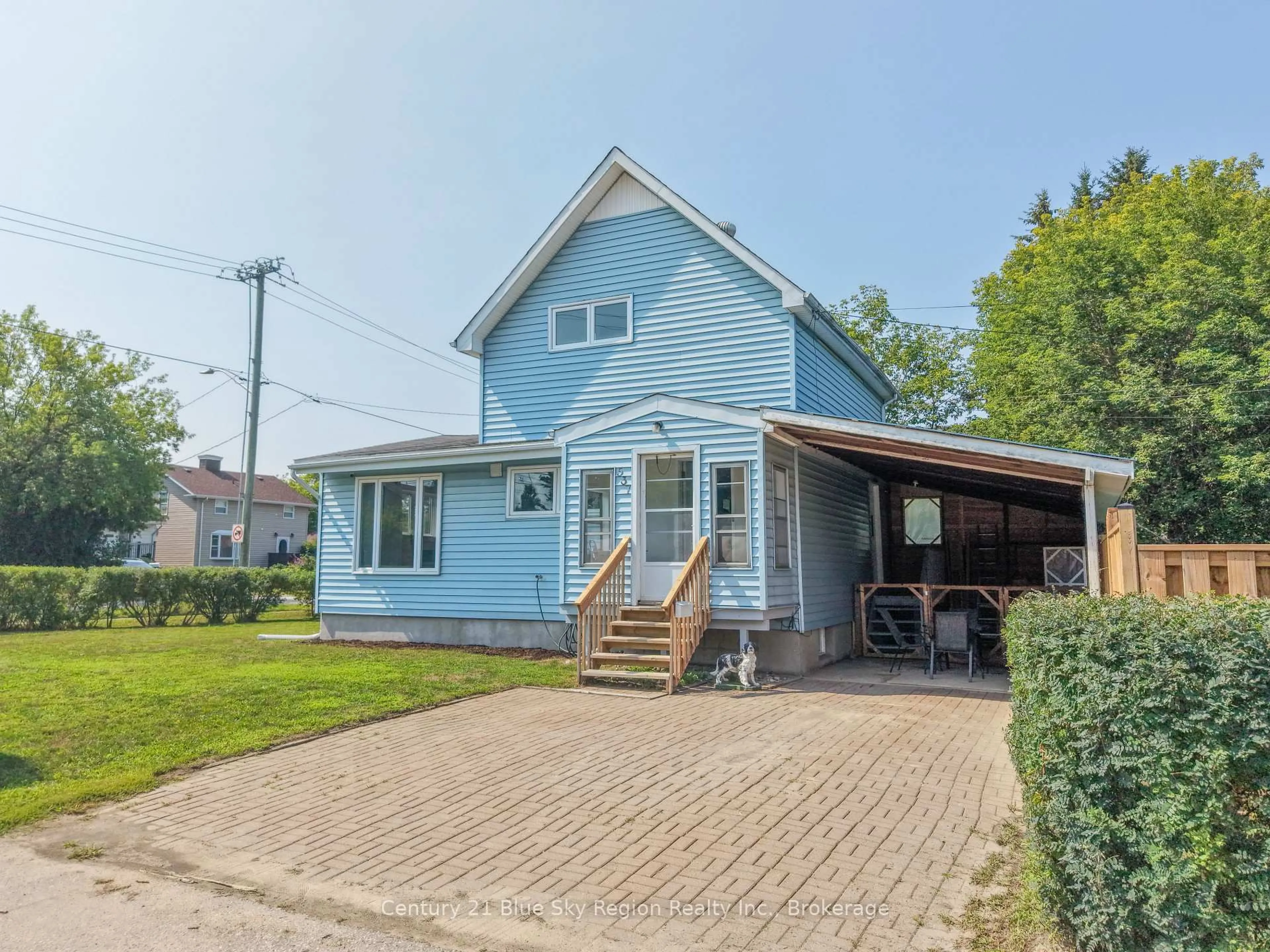 A pic from outside/outdoor area/front of a property/back of a property/a pic from drone, street for 537 Laurier Ave, North Bay Ontario P1B 1T8