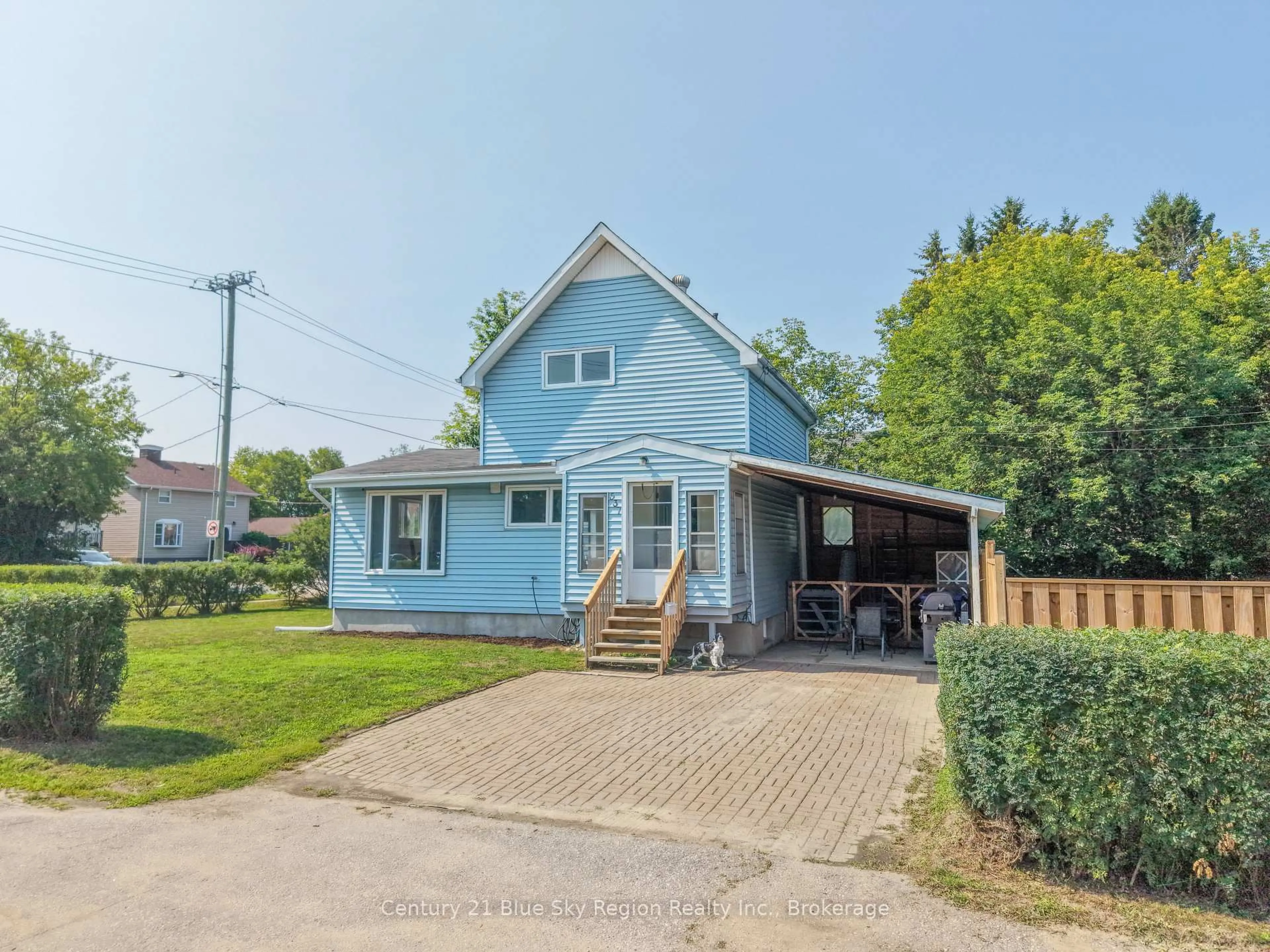 A pic from outside/outdoor area/front of a property/back of a property/a pic from drone, street for 537 Laurier Ave, North Bay Ontario P1B 1T8