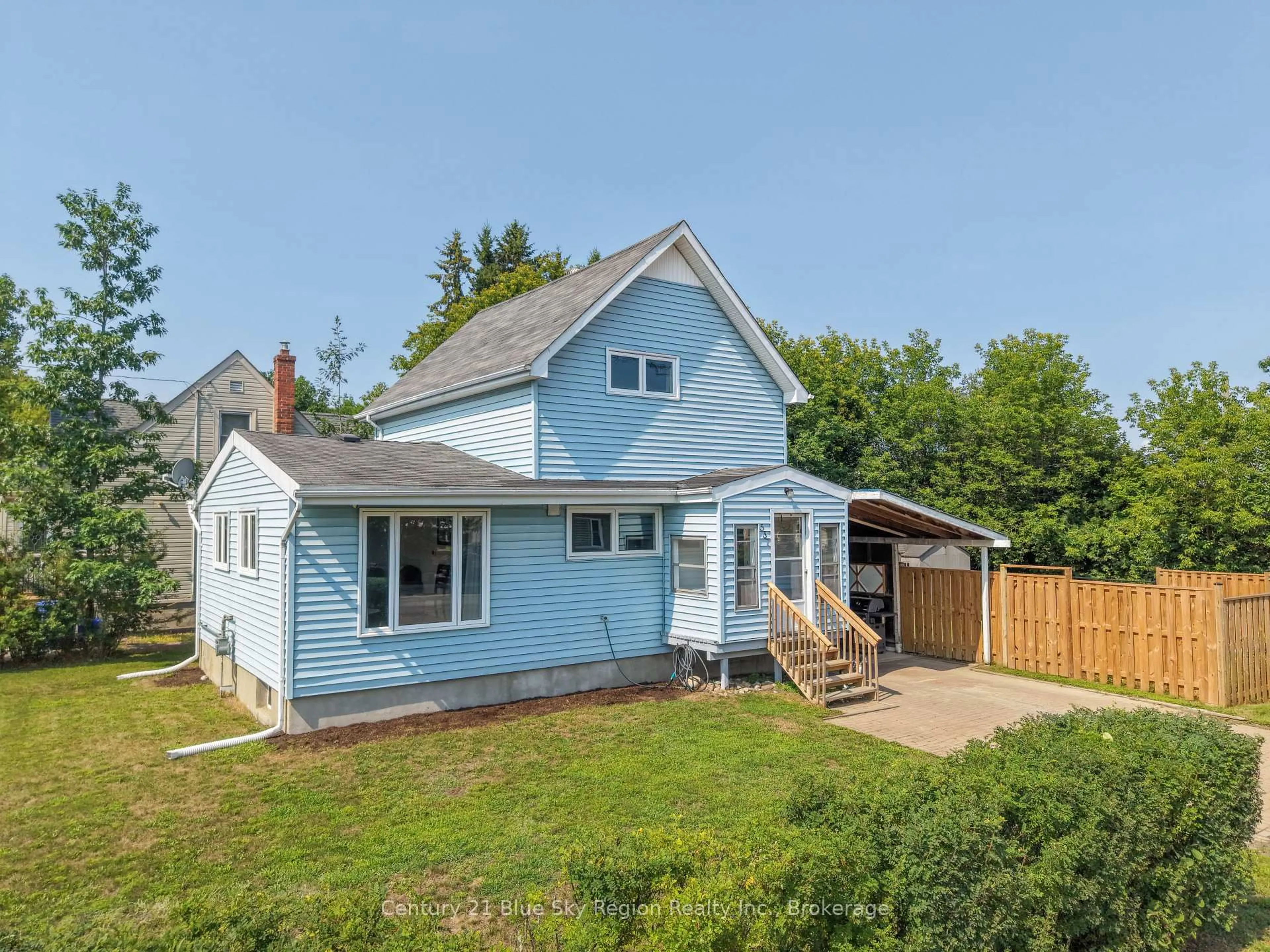 Home with vinyl exterior material, street for 537 Laurier Ave, North Bay Ontario P1B 1T8