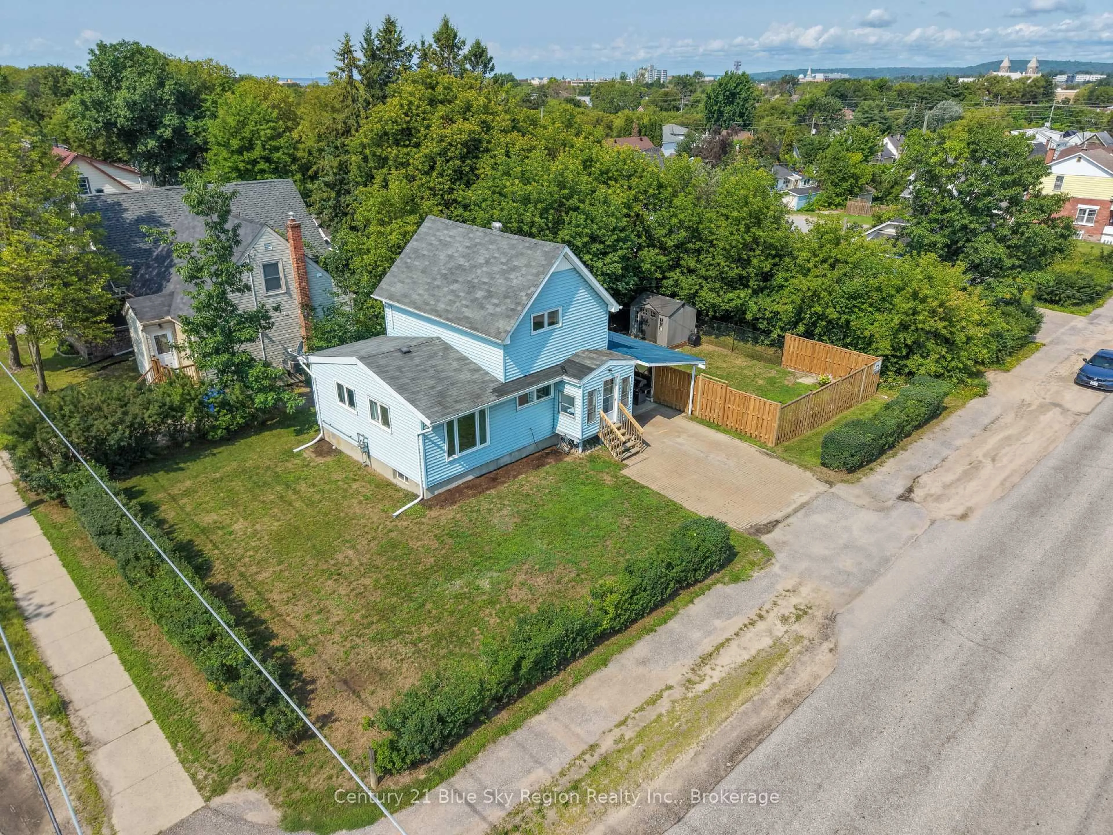 A pic from outside/outdoor area/front of a property/back of a property/a pic from drone, street for 537 Laurier Ave, North Bay Ontario P1B 1T8