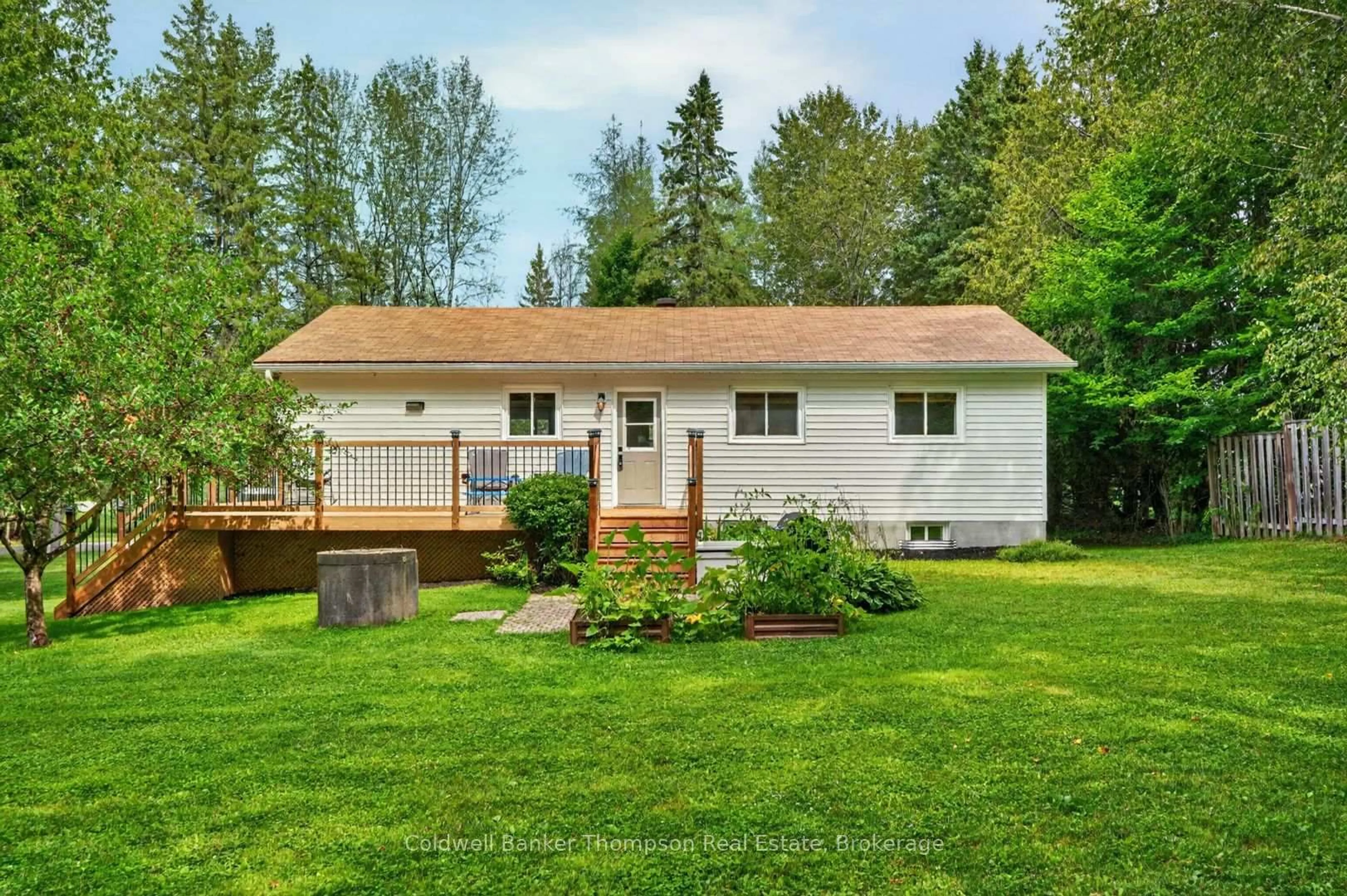Home with vinyl exterior material, unknown for 15 Orr Rd, Huntsville Ontario P0B 1M0