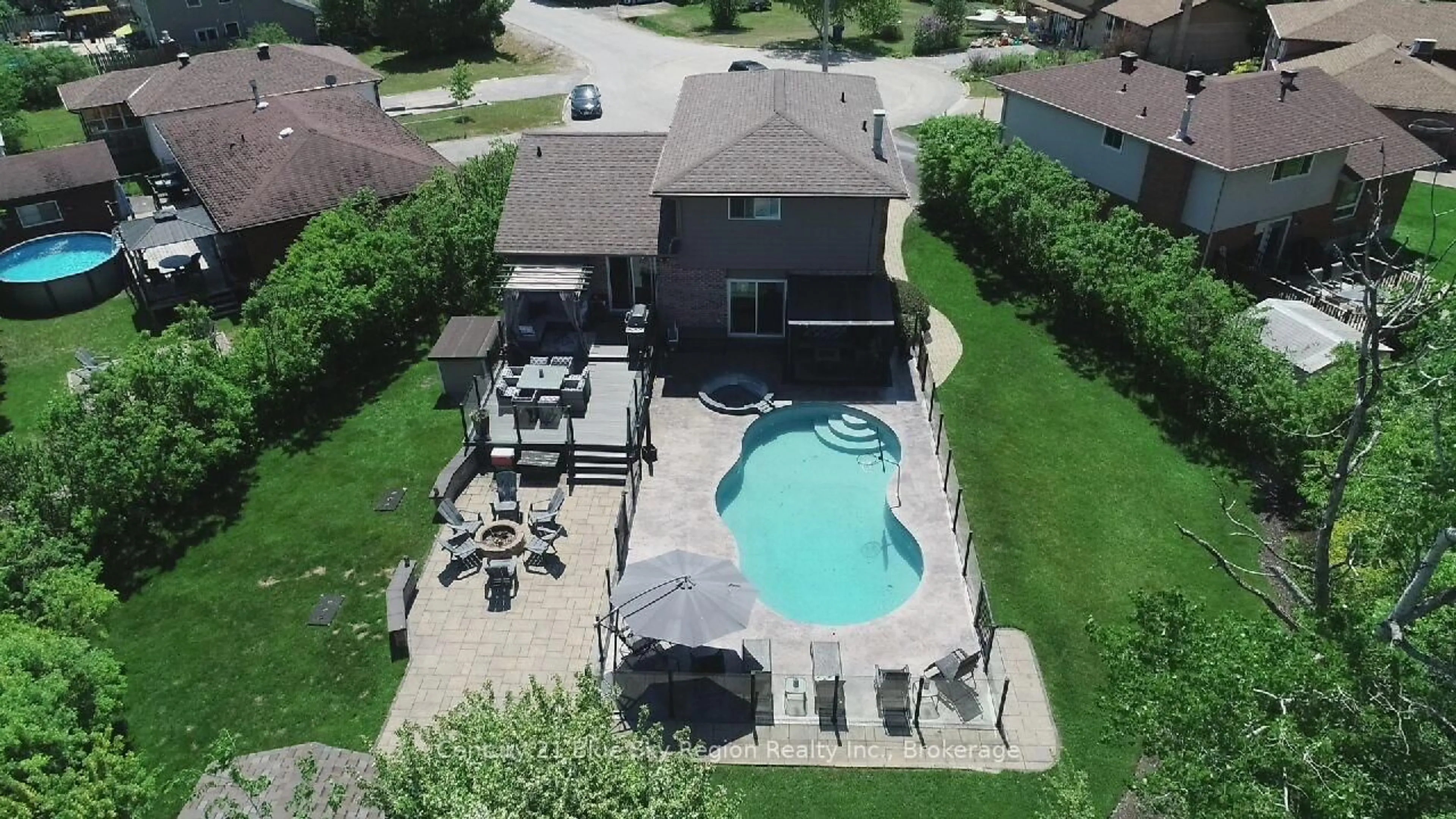 A pic from outside/outdoor area/front of a property/back of a property/a pic from drone, water/lake/river/ocean view for 790 LAURENTIAN Ave, North Bay Ontario P1B 7T8
