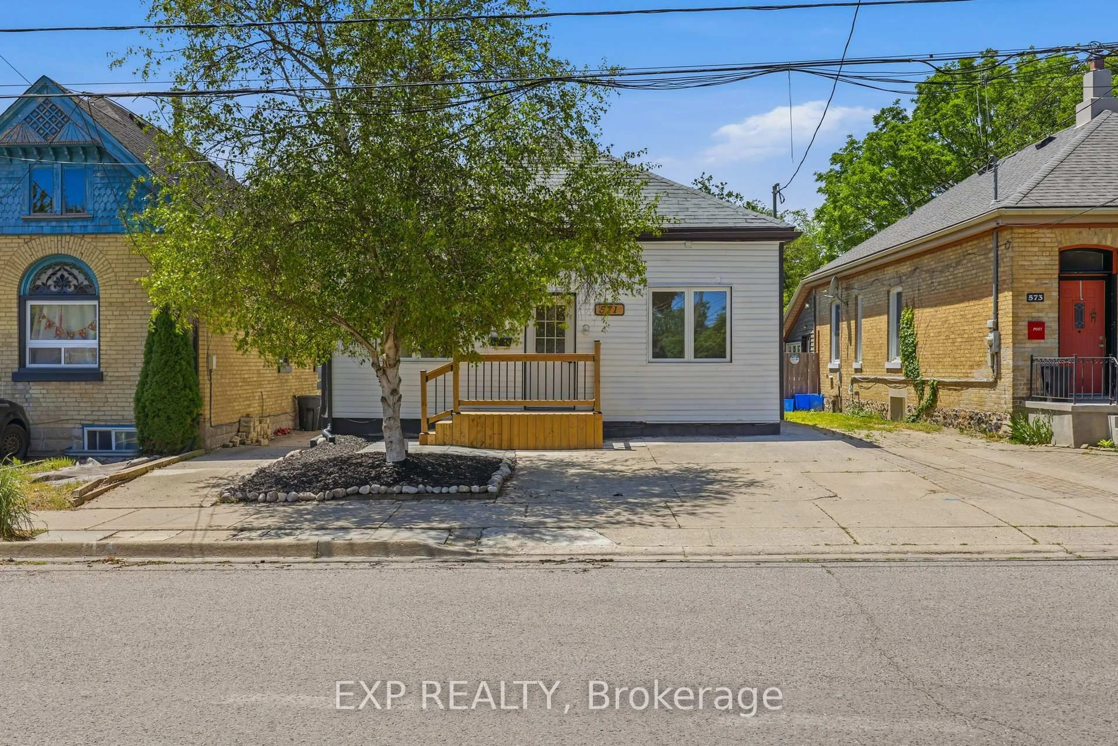 A pic from outside/outdoor area/front of a property/back of a property/a pic from drone, street for 571 Elizabeth St, London East Ontario N5W 3S5