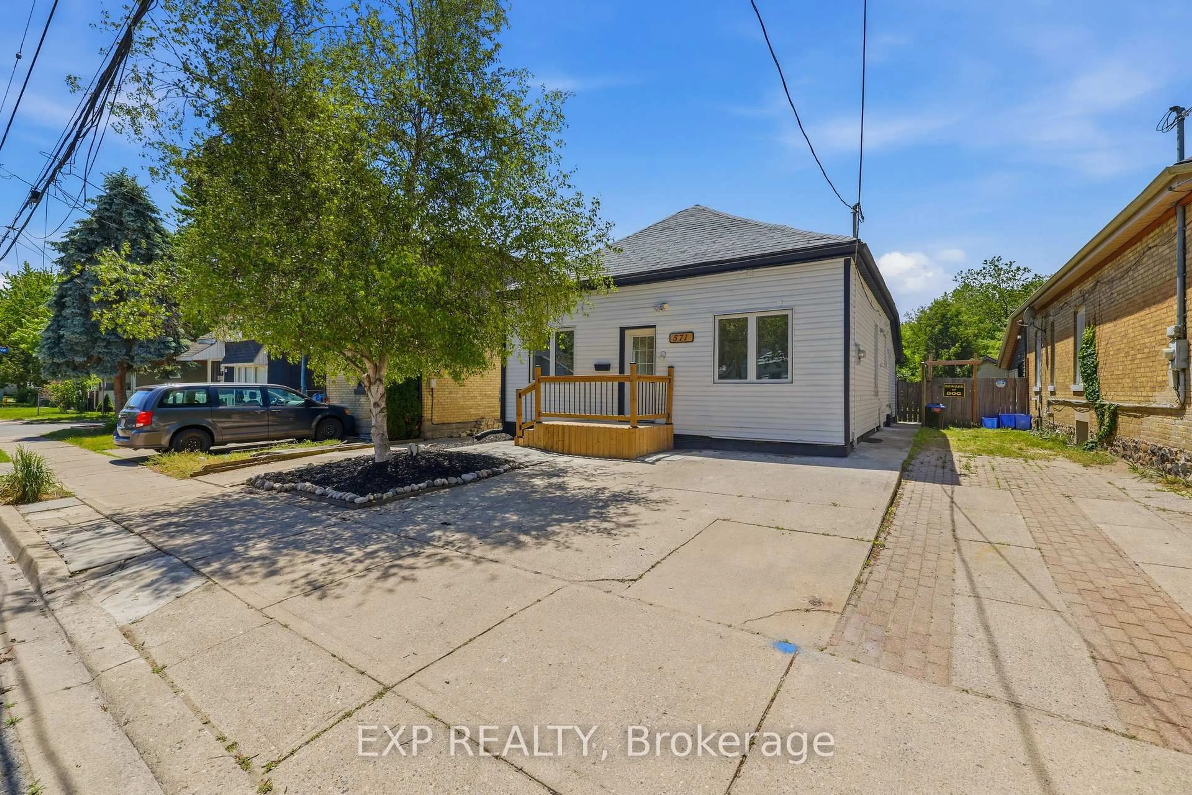 A pic from outside/outdoor area/front of a property/back of a property/a pic from drone, street for 571 Elizabeth St, London East Ontario N5W 3S5