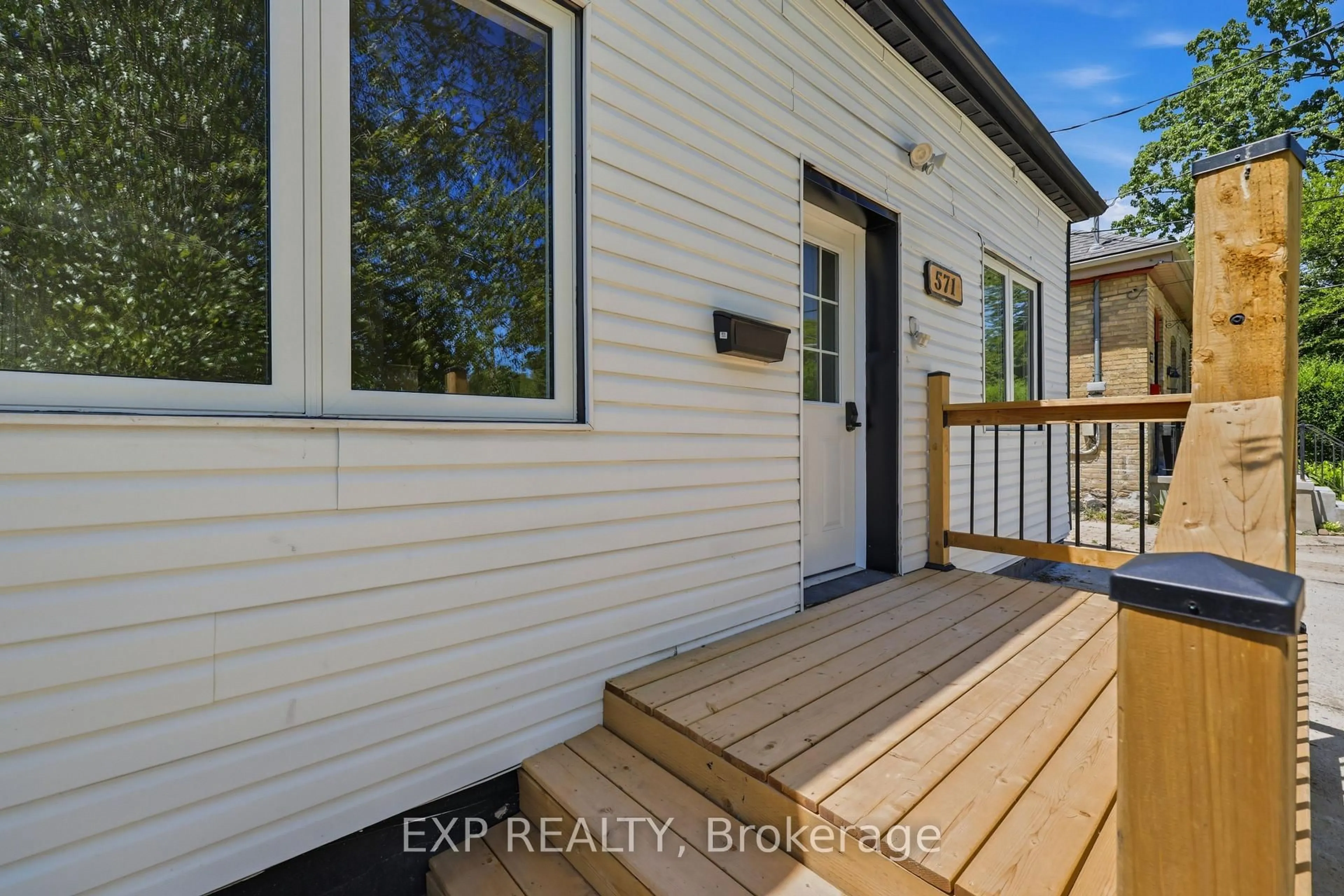 A pic from outside/outdoor area/front of a property/back of a property/a pic from drone, unknown for 571 Elizabeth St, London East Ontario N5W 3S5