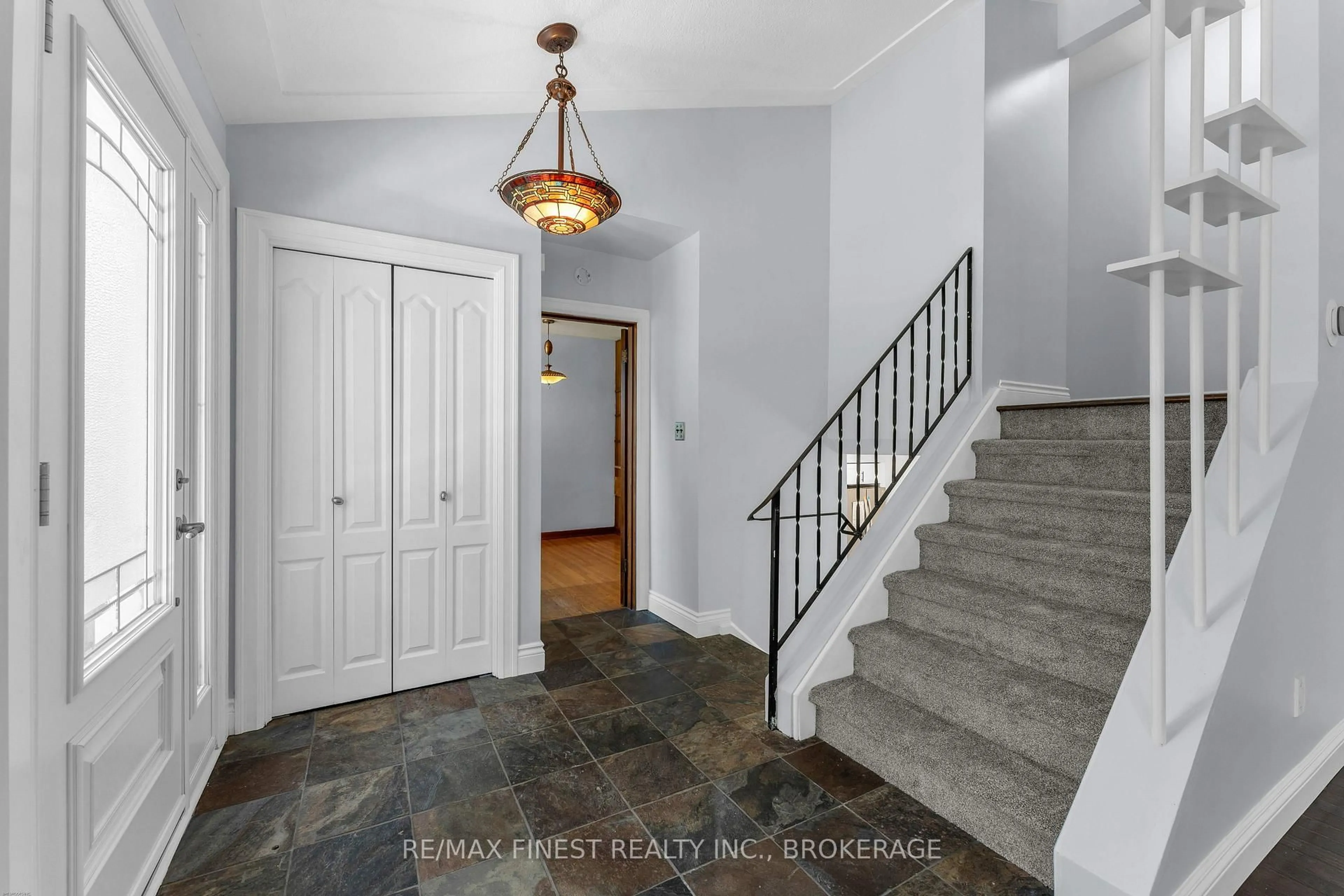 Indoor entryway for 60 Sherwood Dr, Kingston Ontario K7M 2E3