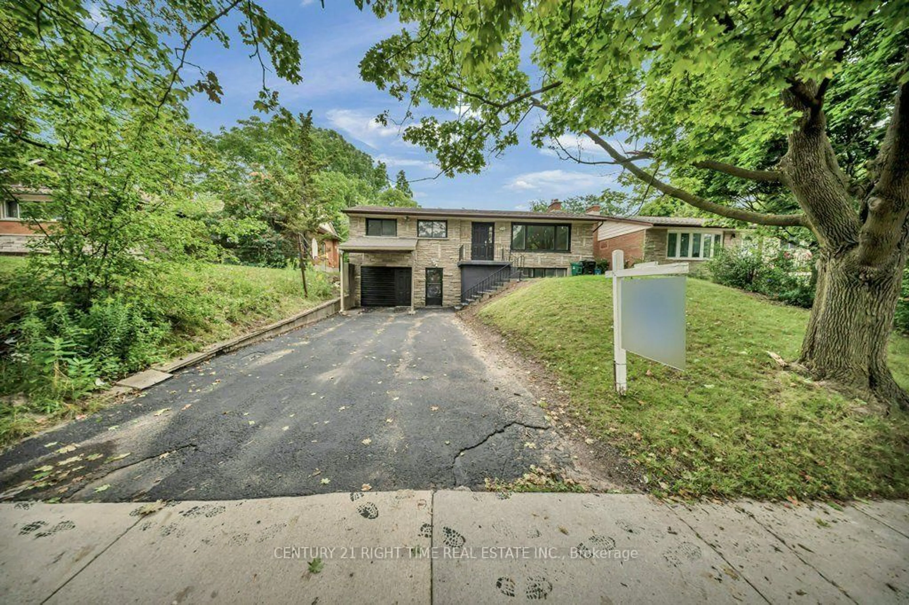 A pic from outside/outdoor area/front of a property/back of a property/a pic from drone, street for 396 Hazel St, Waterloo Ontario N2L 3P6