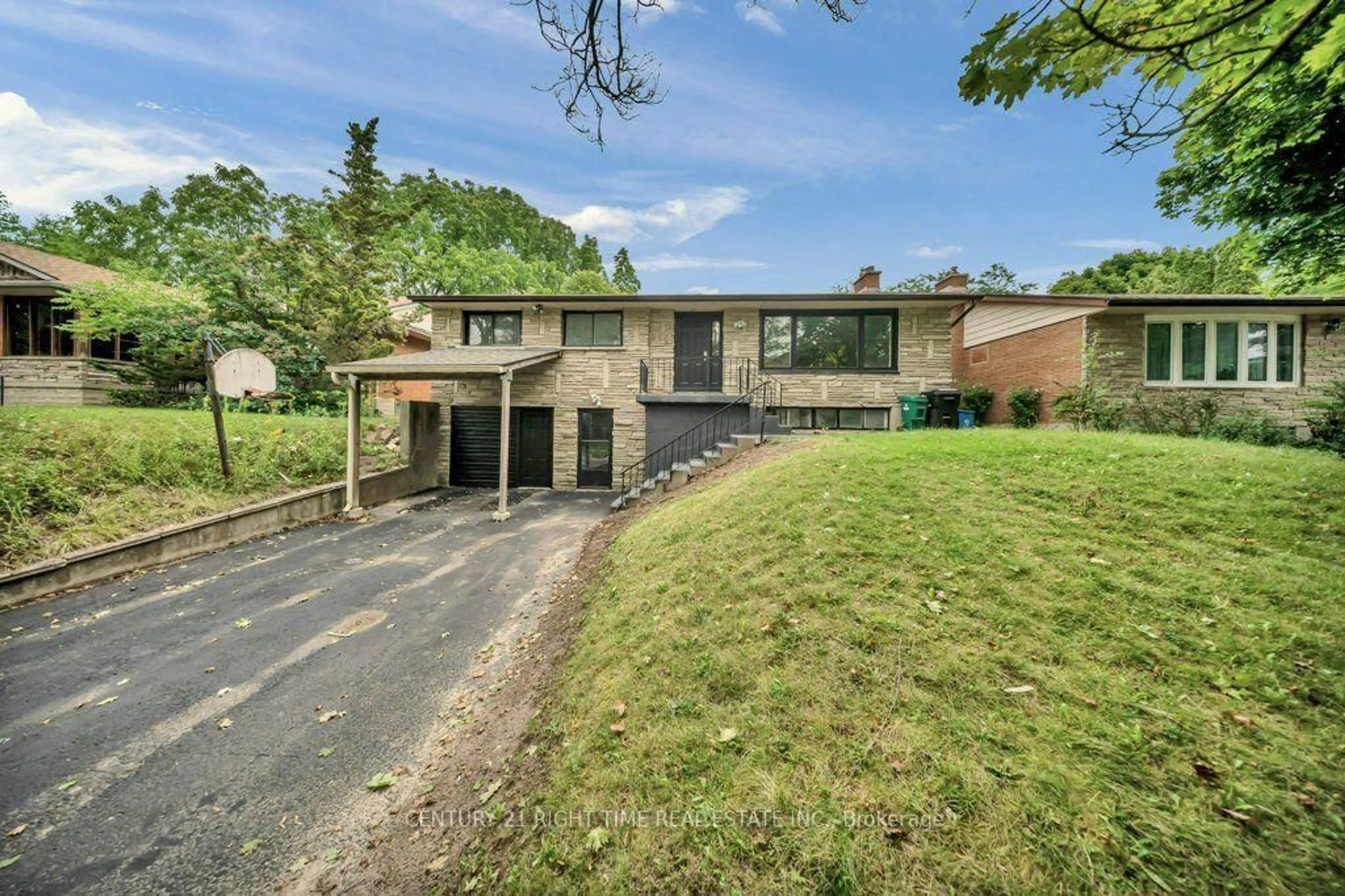A pic from outside/outdoor area/front of a property/back of a property/a pic from drone, street for 396 Hazel St, Waterloo Ontario N2L 3P6