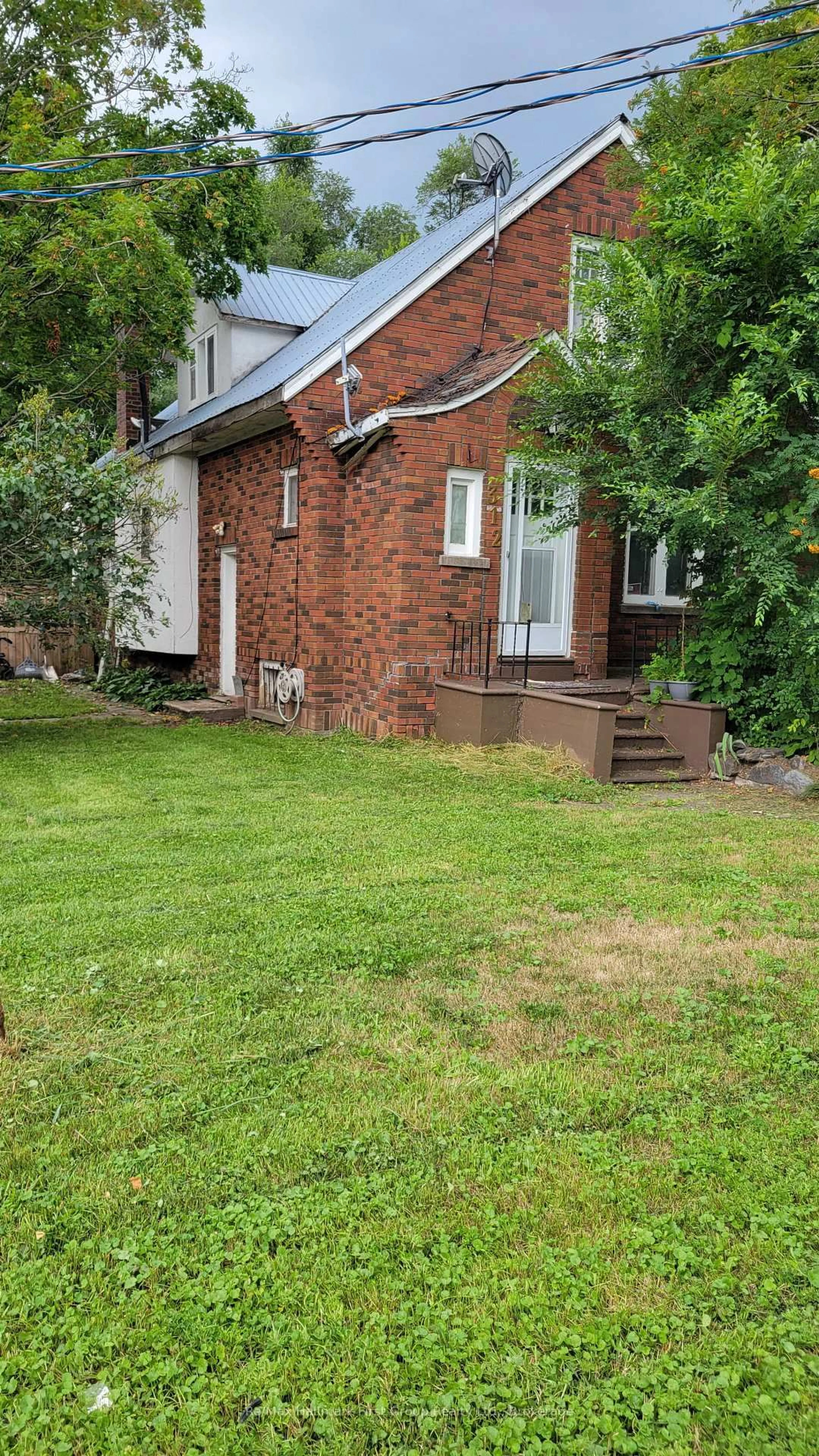 A pic from outside/outdoor area/front of a property/back of a property/a pic from drone, street for 312 Colborne St, Tweed Ontario K0K 3J0