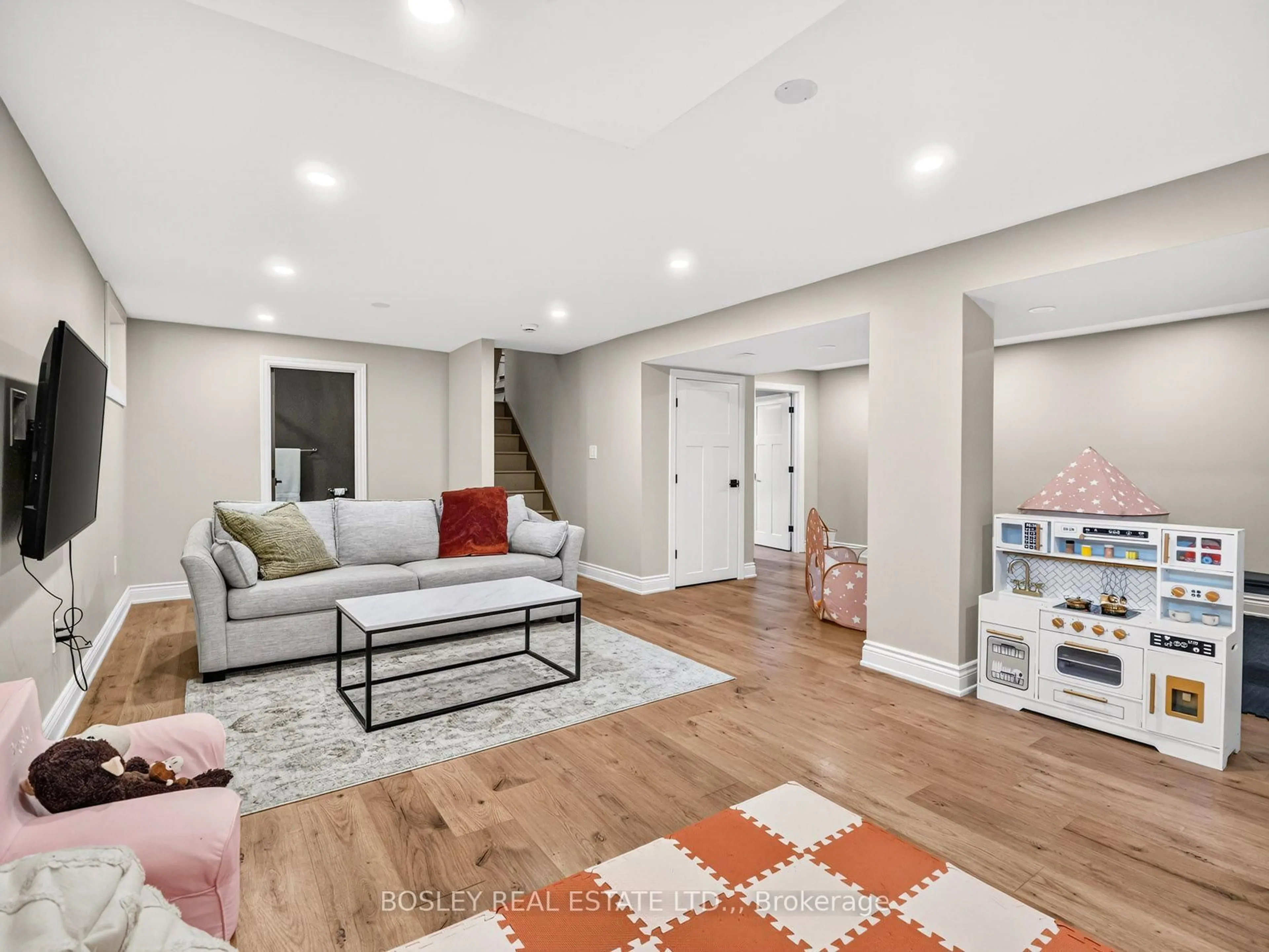 Living room with furniture, unknown for 42 Lindel Cres, Welland Ontario L3C 3S3