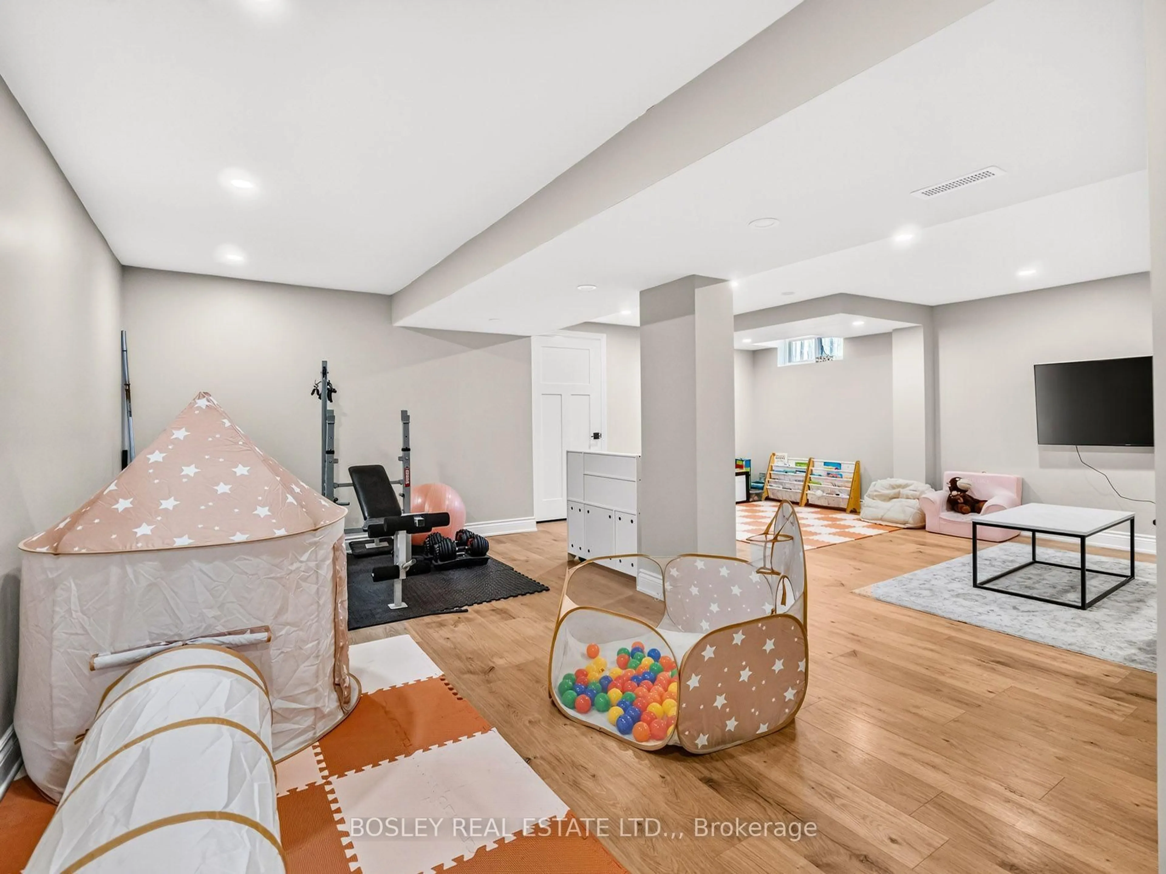 Living room with furniture, unknown for 42 Lindel Cres, Welland Ontario L3C 3S3