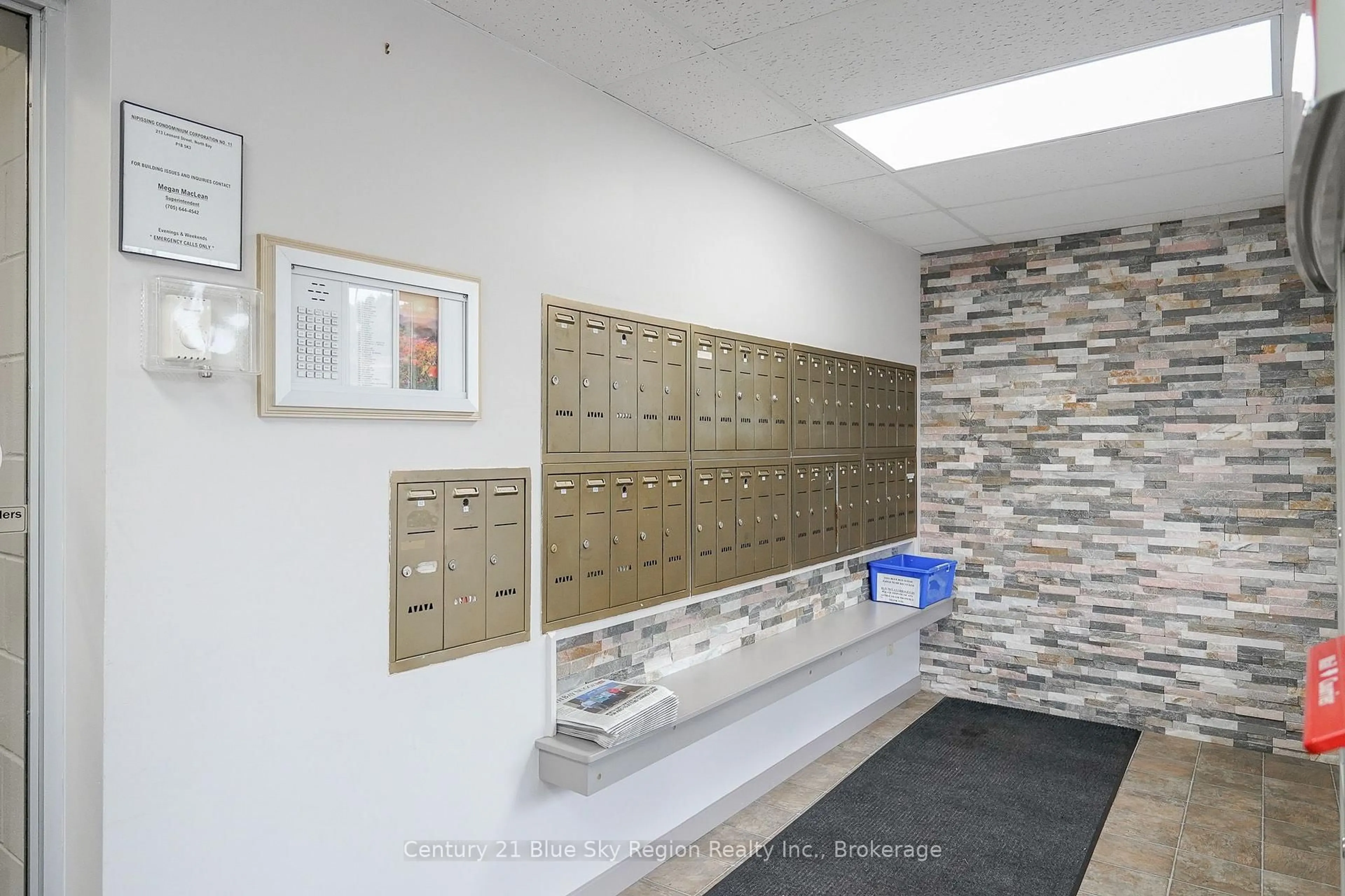 Indoor foyer for 213 Leonard St #306, North Bay Ontario P1B 5K3