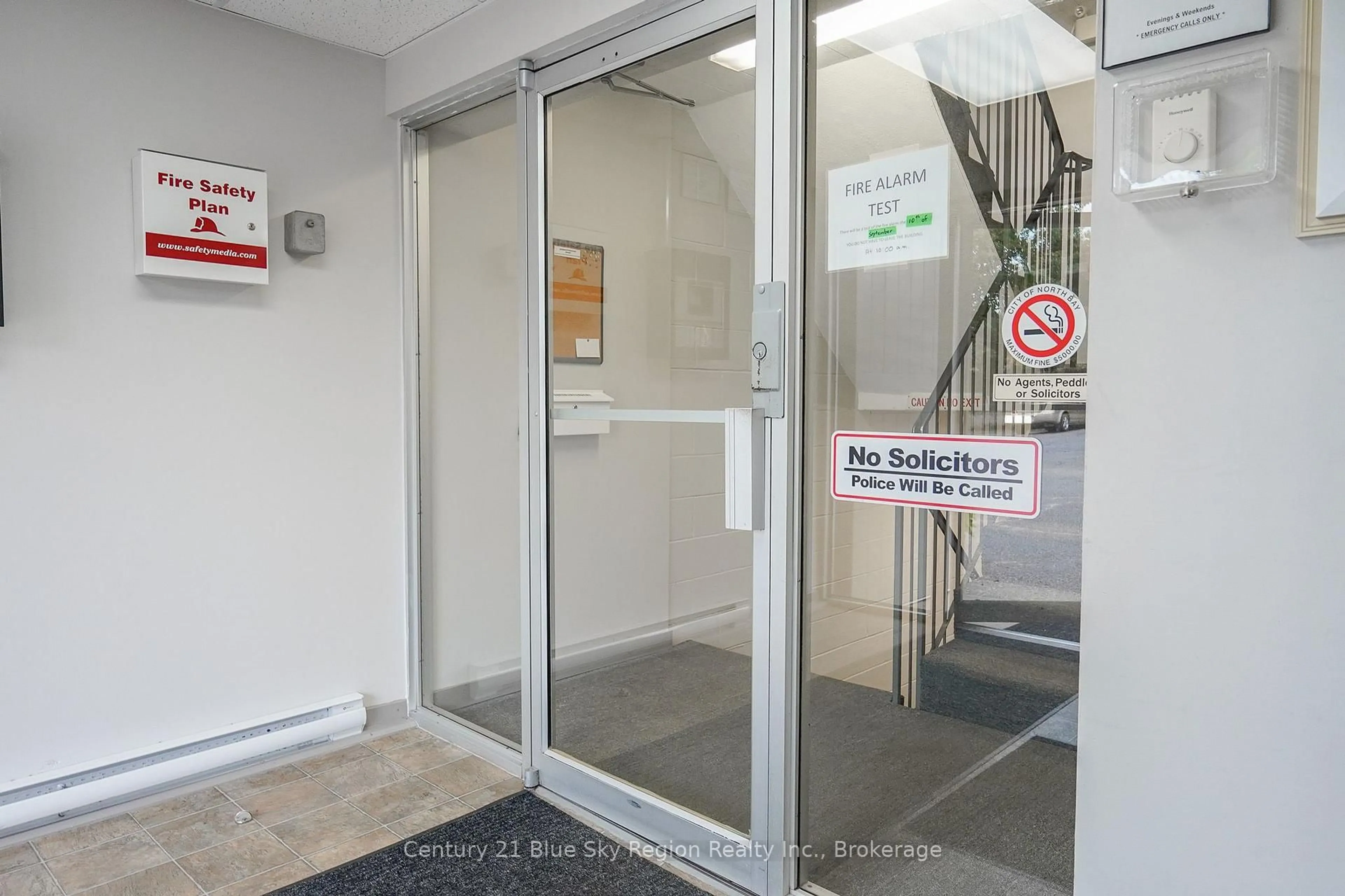 Indoor foyer for 213 Leonard St #306, North Bay Ontario P1B 5K3