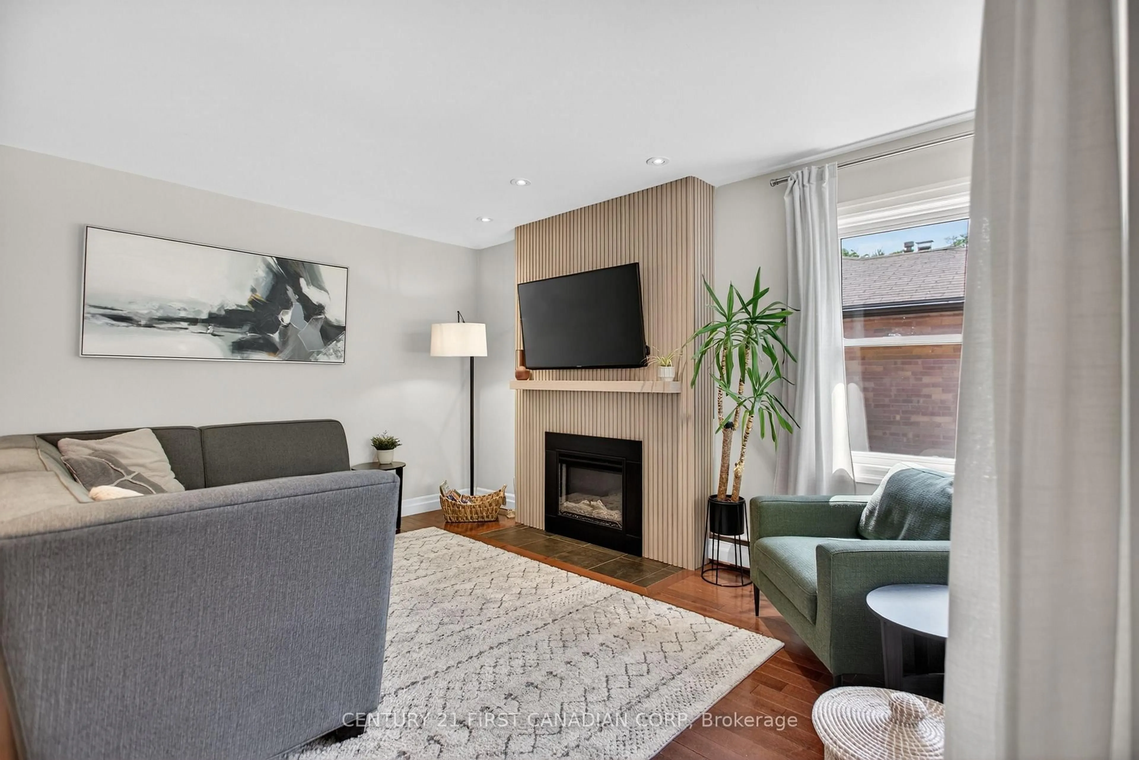 Living room with furniture, unknown for 681 Brant St, London East Ontario N5Y 3M9
