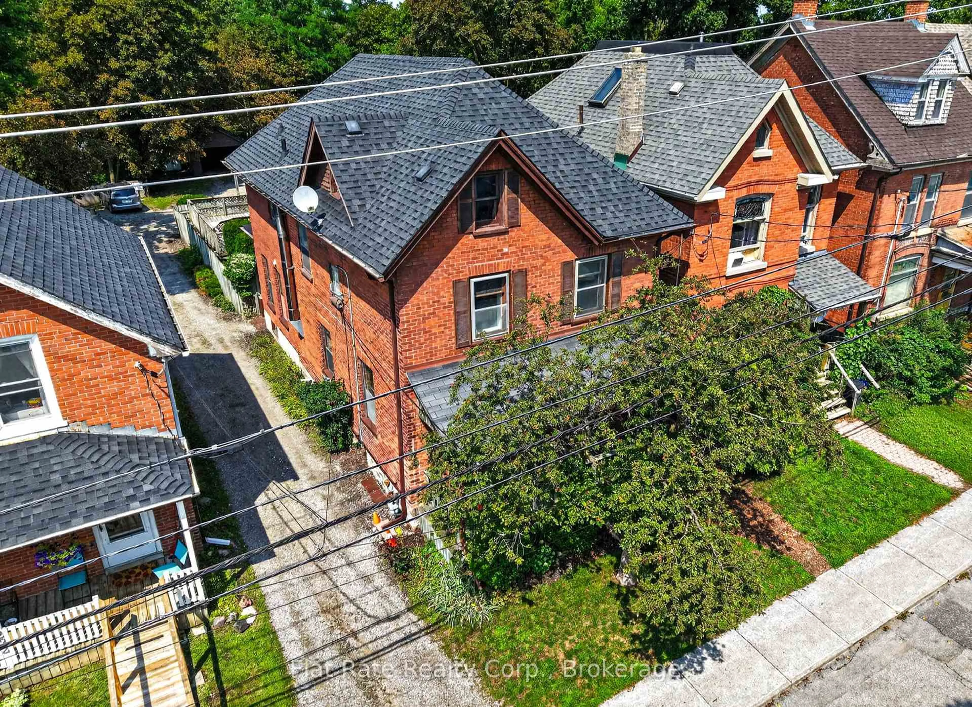A pic from outside/outdoor area/front of a property/back of a property/a pic from drone, street for 220 LONDON St, Peterborough Ontario K9H 2Y9