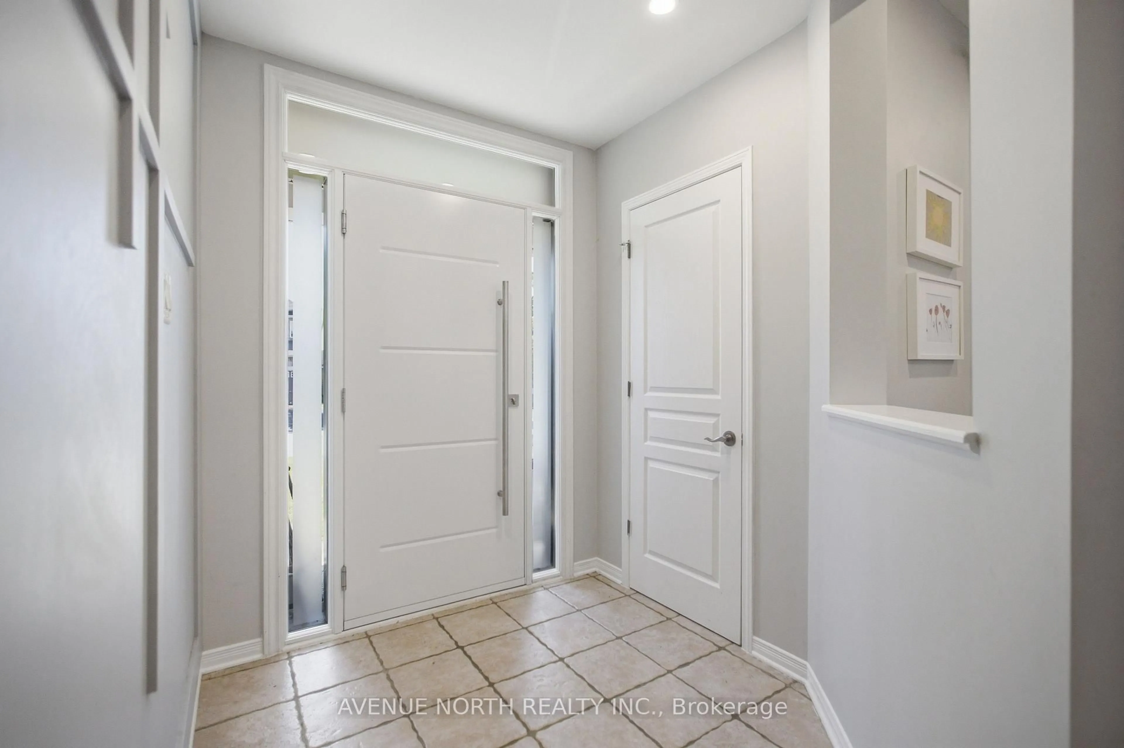 Indoor entryway for 556 Mazari Cres, Ottawa Ontario K2S 0A1