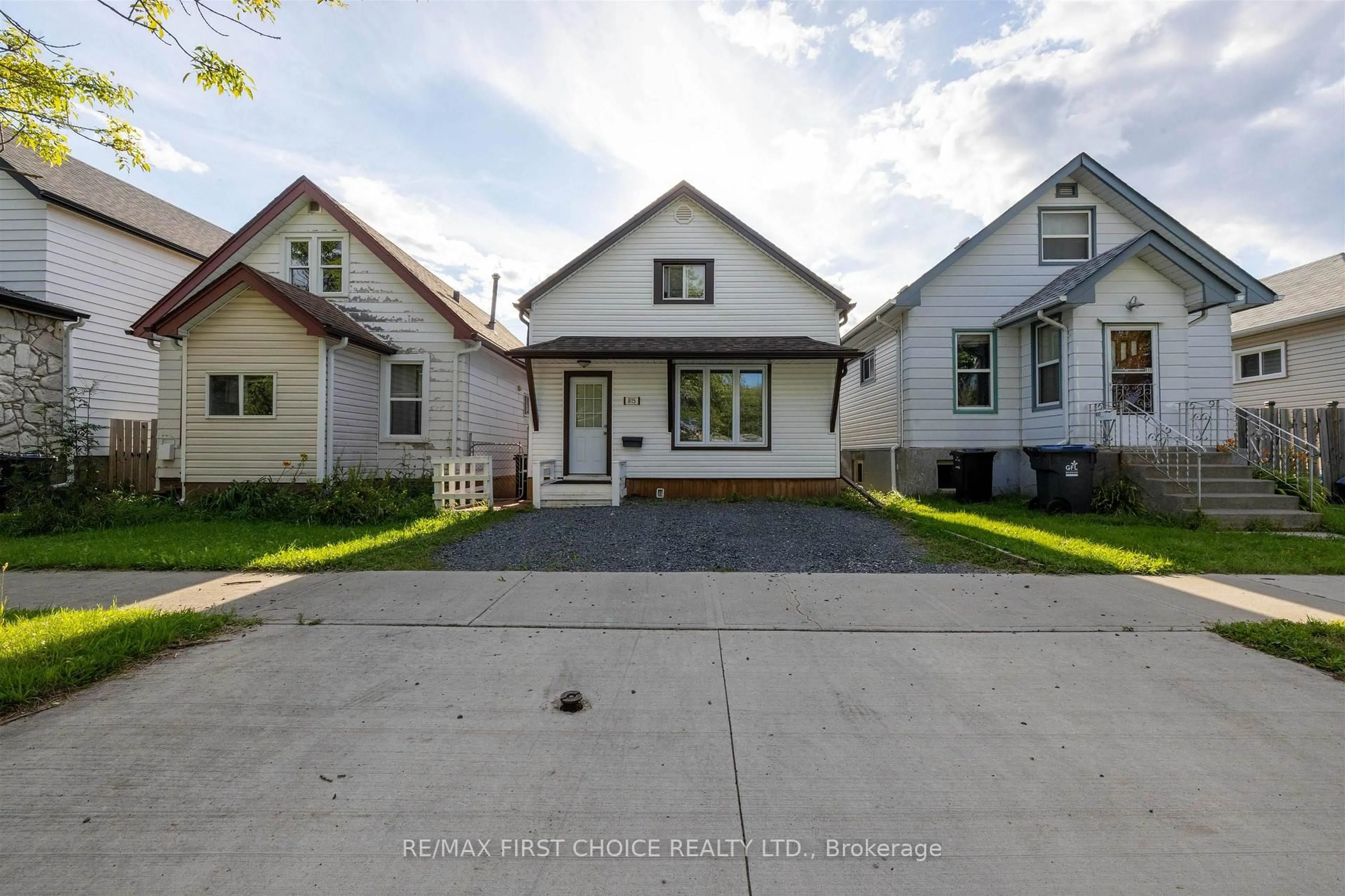 A pic from outside/outdoor area/front of a property/back of a property/a pic from drone, street for 815 Minnesota St, Thunder Bay Ontario P7C 3L7
