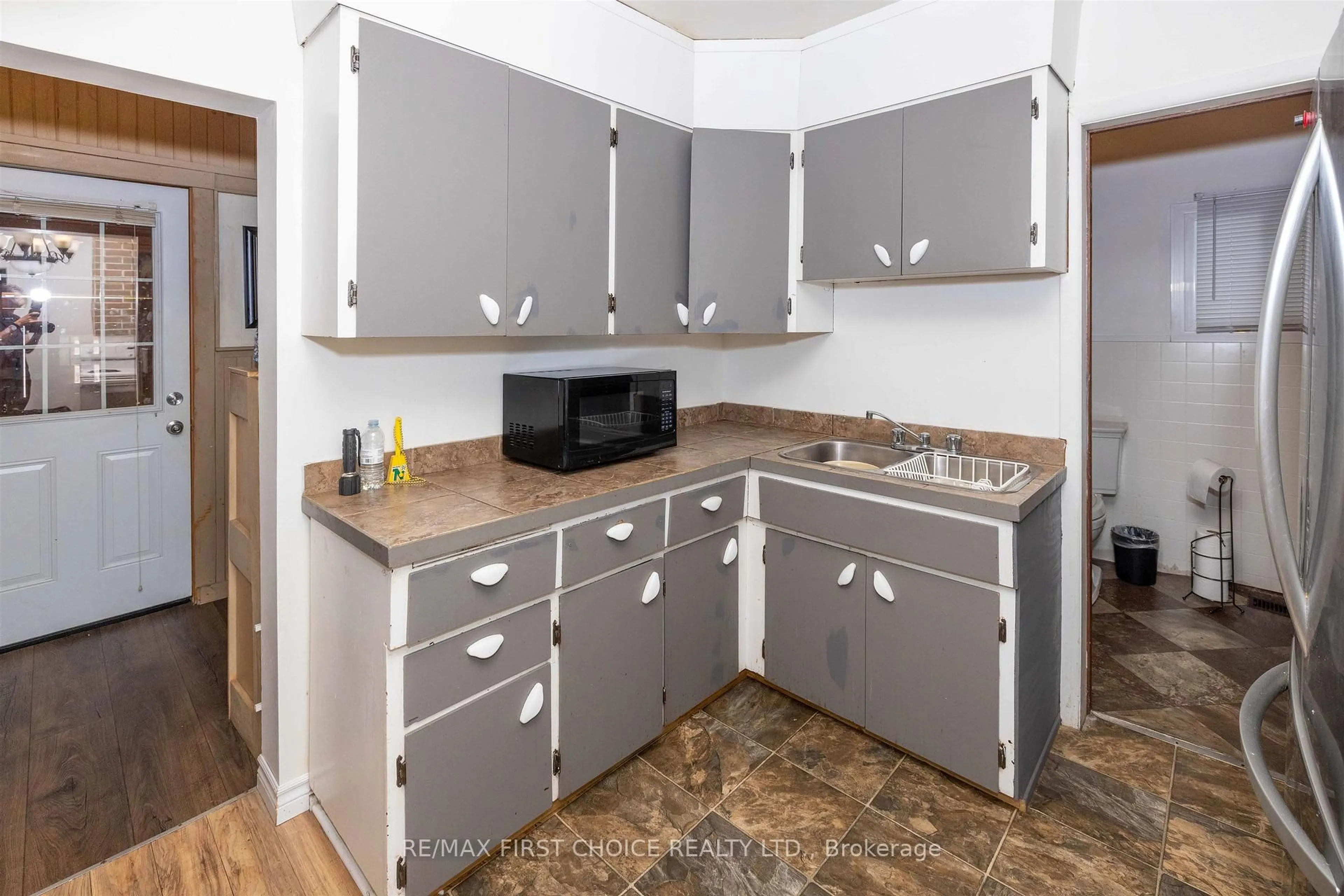 Standard kitchen, unknown for 815 Minnesota St, Thunder Bay Ontario P7C 3L7