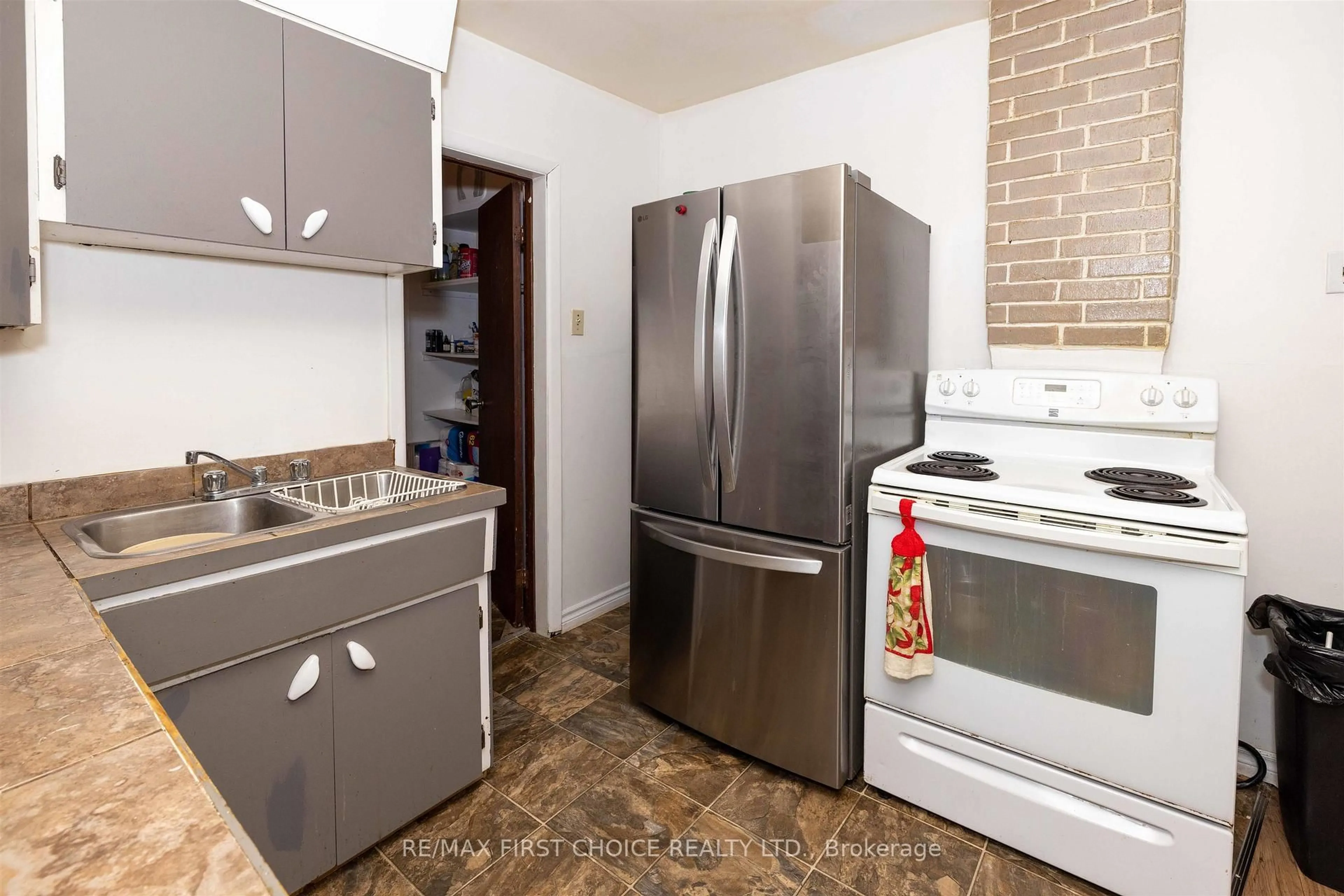 Standard kitchen, unknown for 815 Minnesota St, Thunder Bay Ontario P7C 3L7