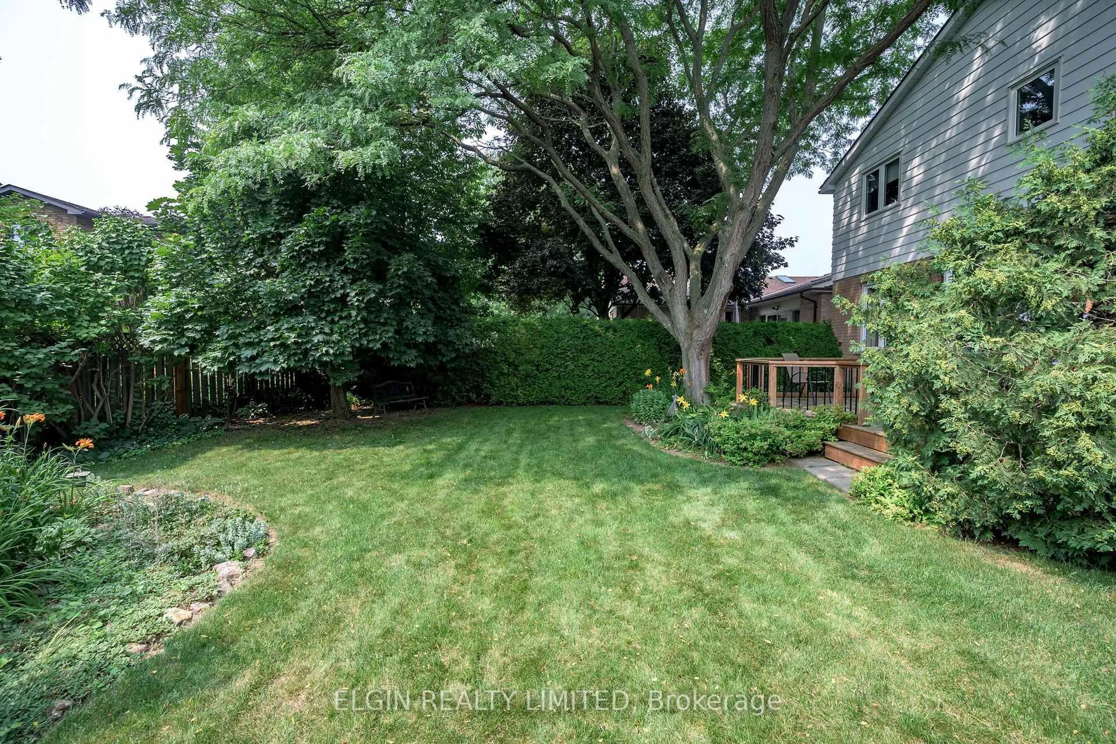 A pic from outside/outdoor area/front of a property/back of a property/a pic from drone, street for 16 Massey Dr, St. Thomas Ontario N5R 5M6
