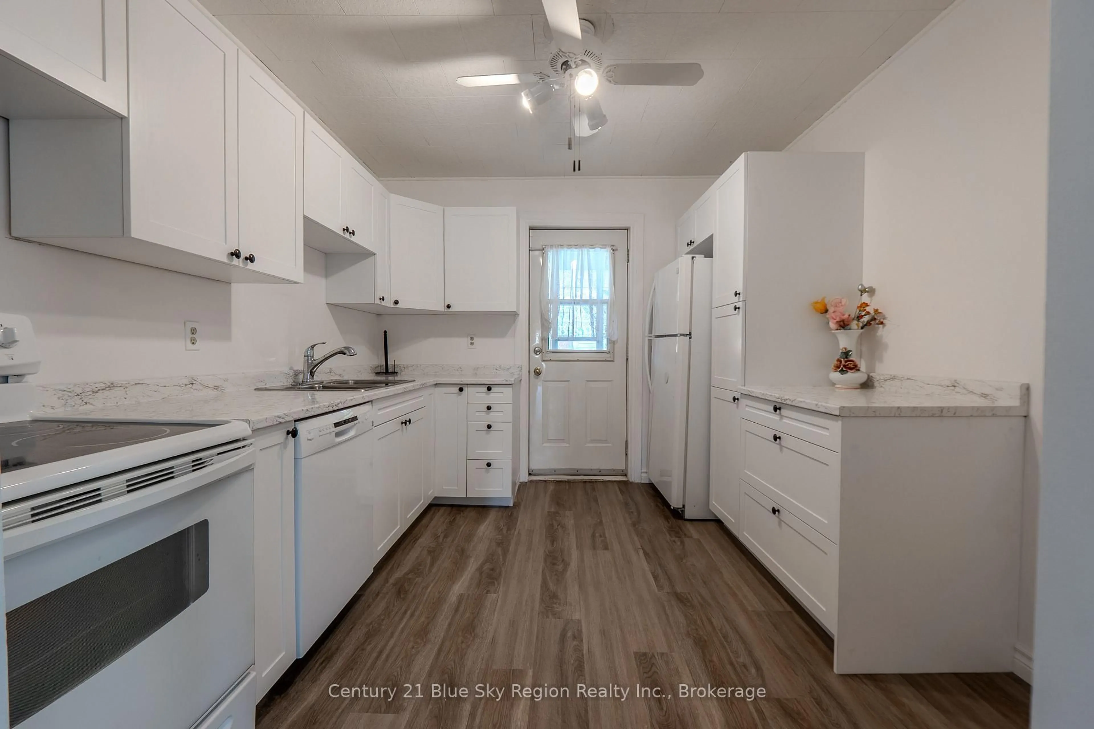 Standard kitchen, unknown for 624 Mcintyre St, North Bay Ontario P1B 1E5