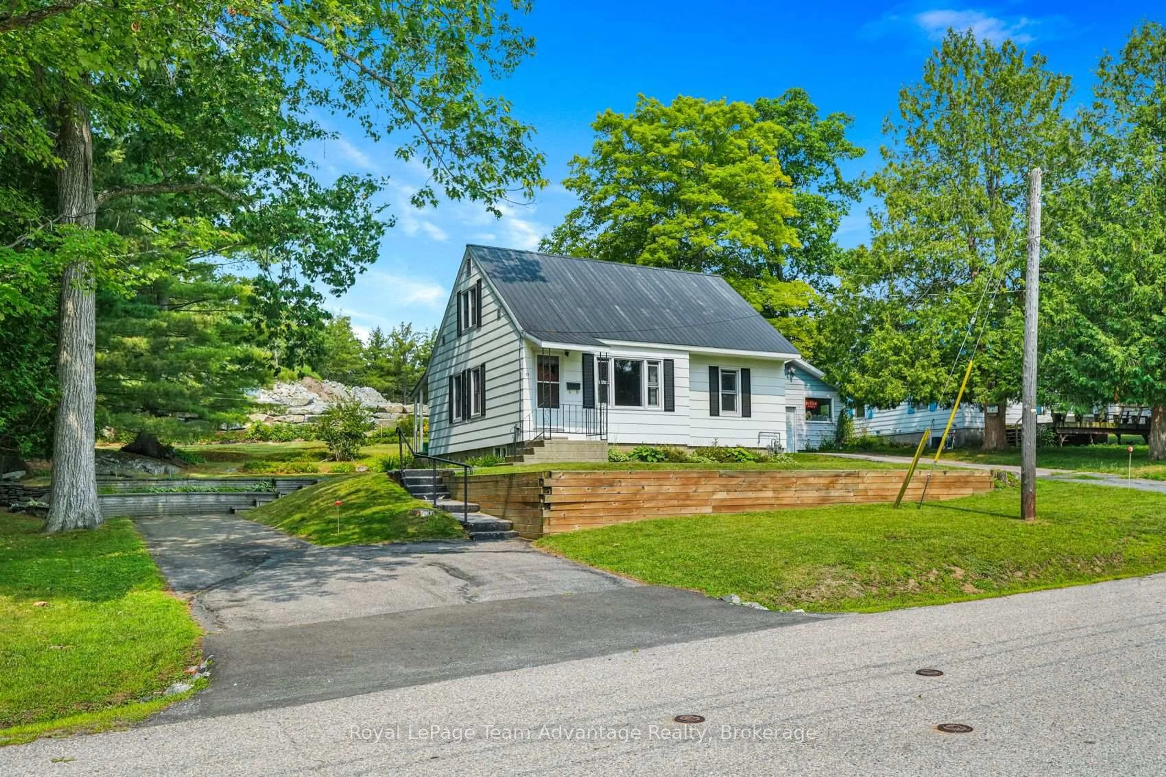 A pic from outside/outdoor area/front of a property/back of a property/a pic from drone, unknown for 13 Burritt St, Parry Sound Ontario P2A 1N5