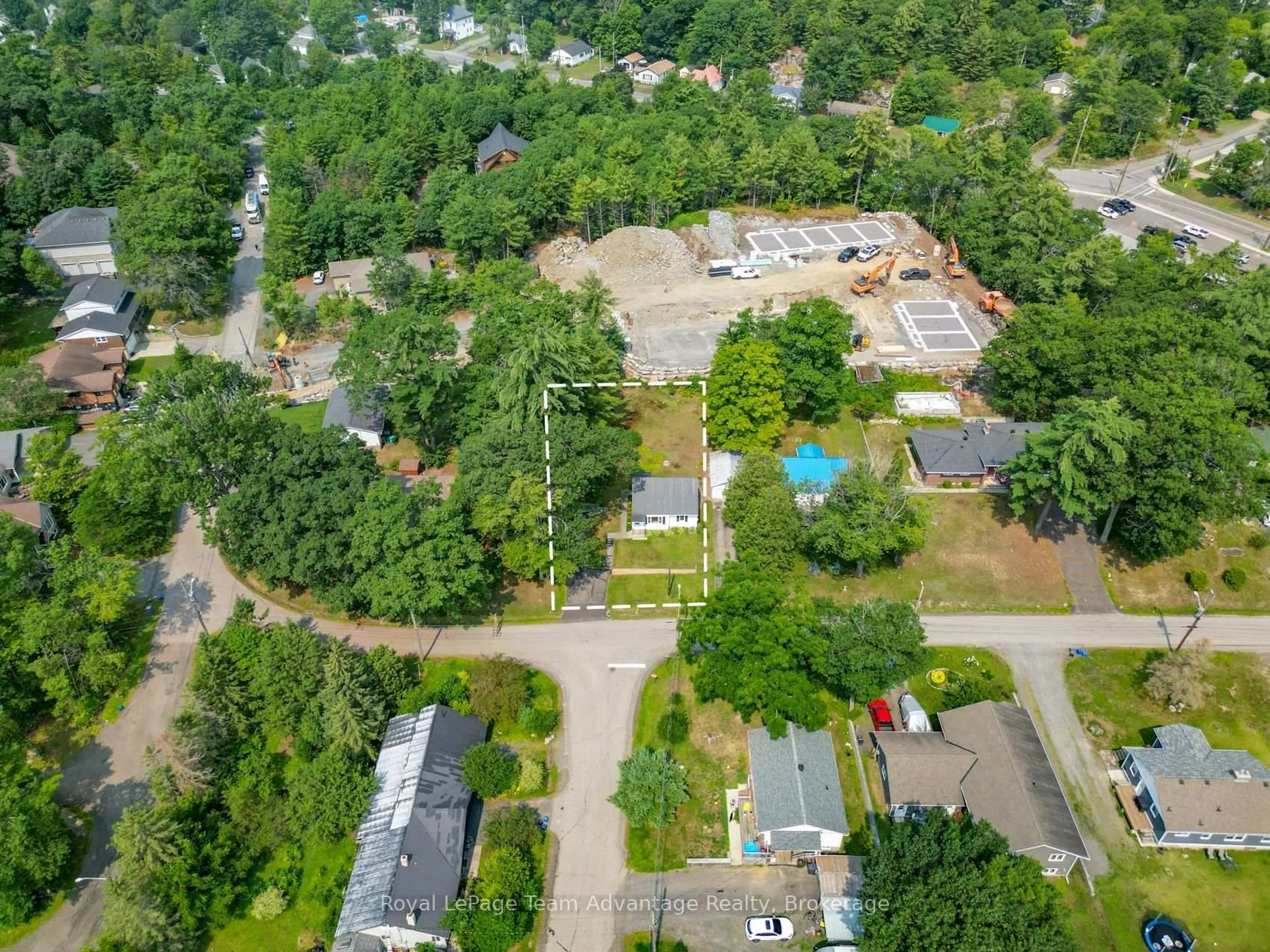A pic from outside/outdoor area/front of a property/back of a property/a pic from drone, street for 13 Burritt St, Parry Sound Ontario P2A 1N5