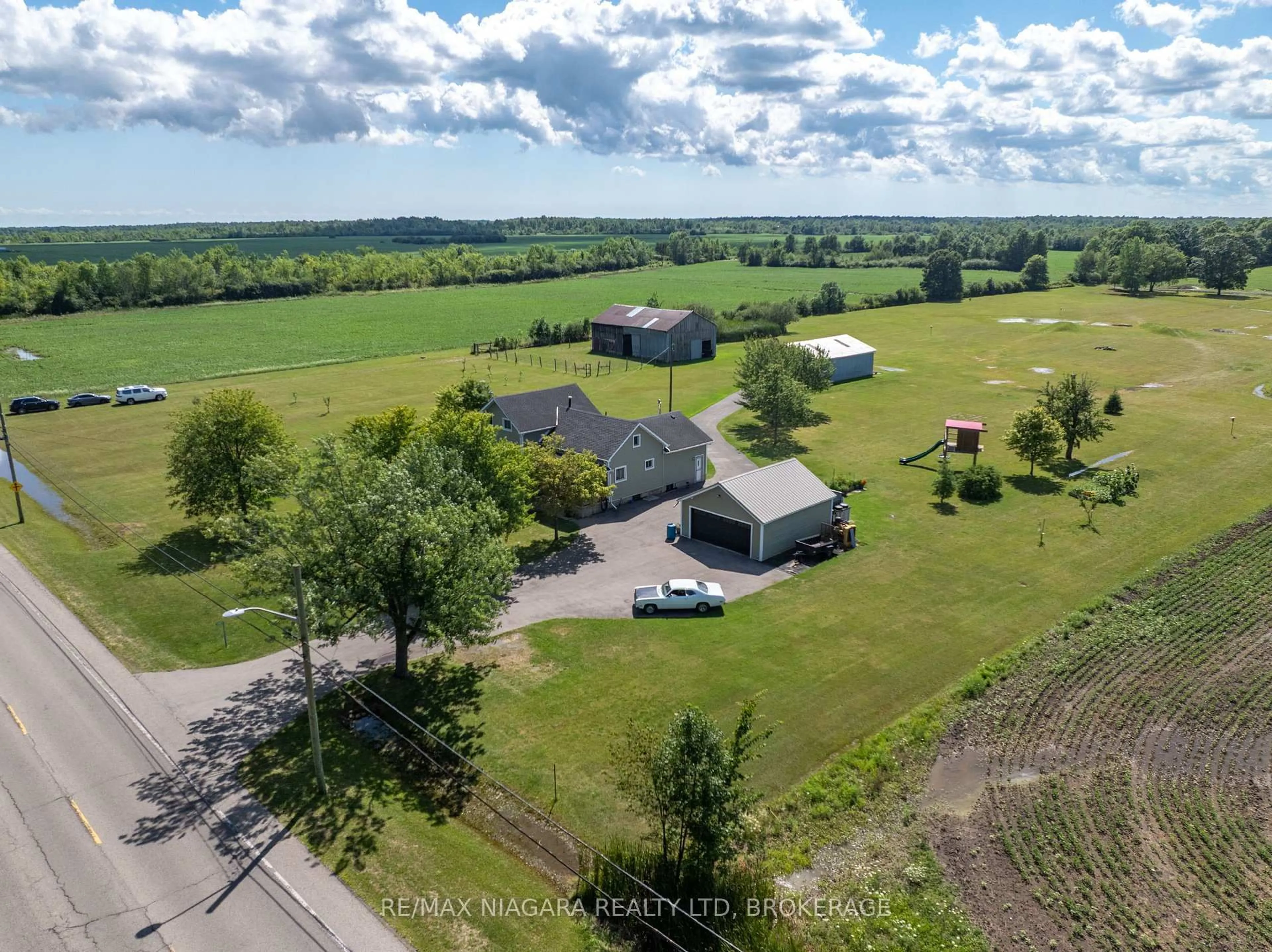 A pic from outside/outdoor area/front of a property/back of a property/a pic from drone, unknown for 11871 Sodom Rd, Niagara Falls Ontario L2E 6S6