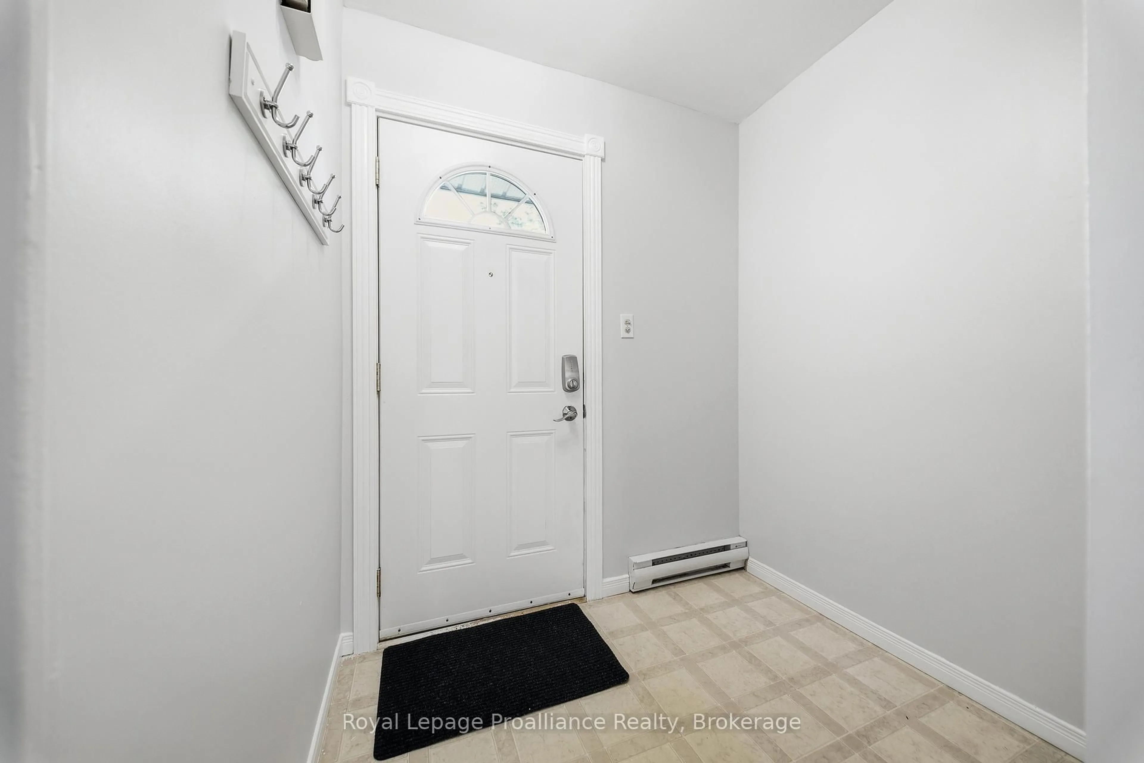 Indoor entryway for 19 Prince of Wales Dr #B, Belleville Ontario K8P 2T5