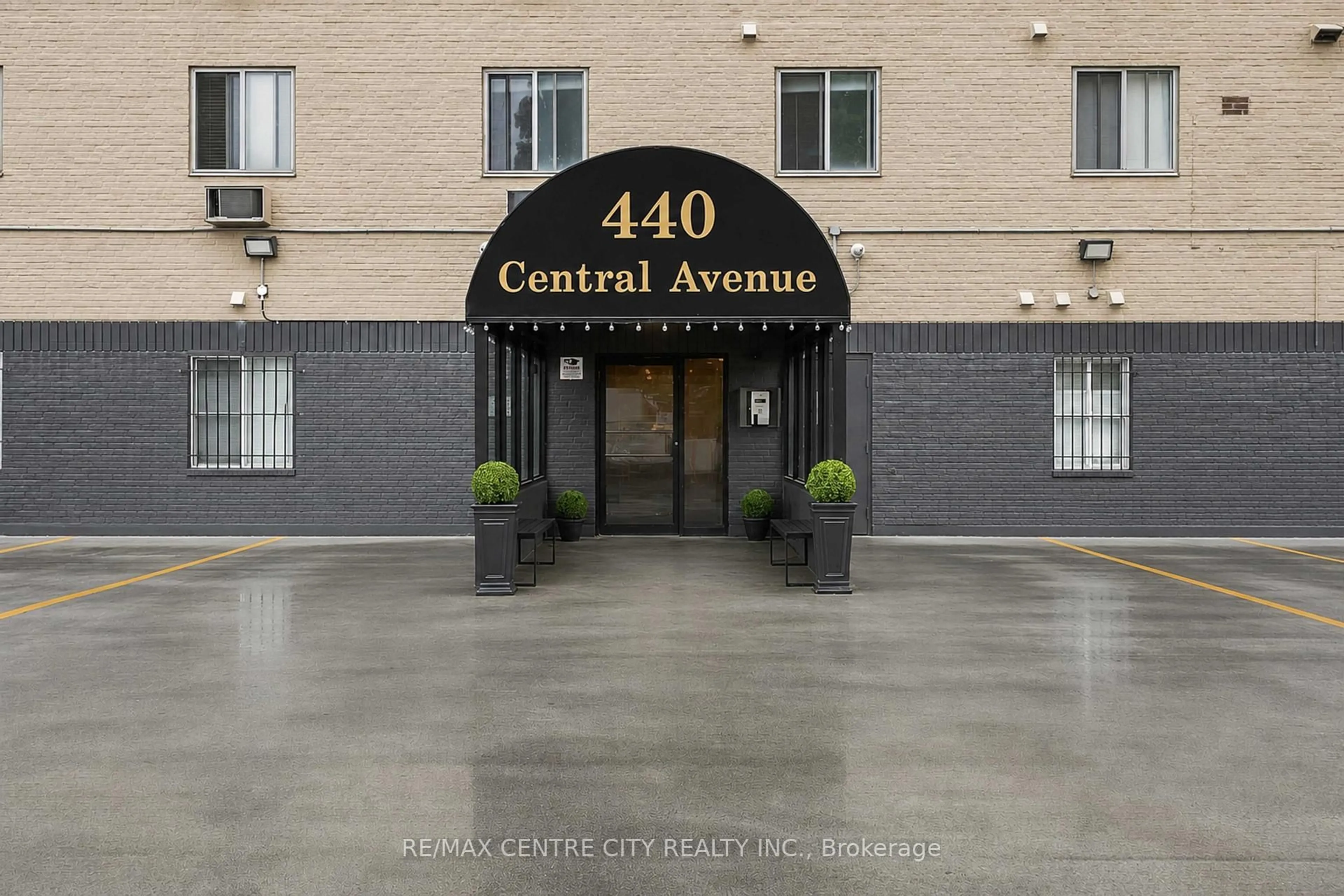 Indoor foyer for 440 Central Ave #405, London East Ontario N6B 2E5