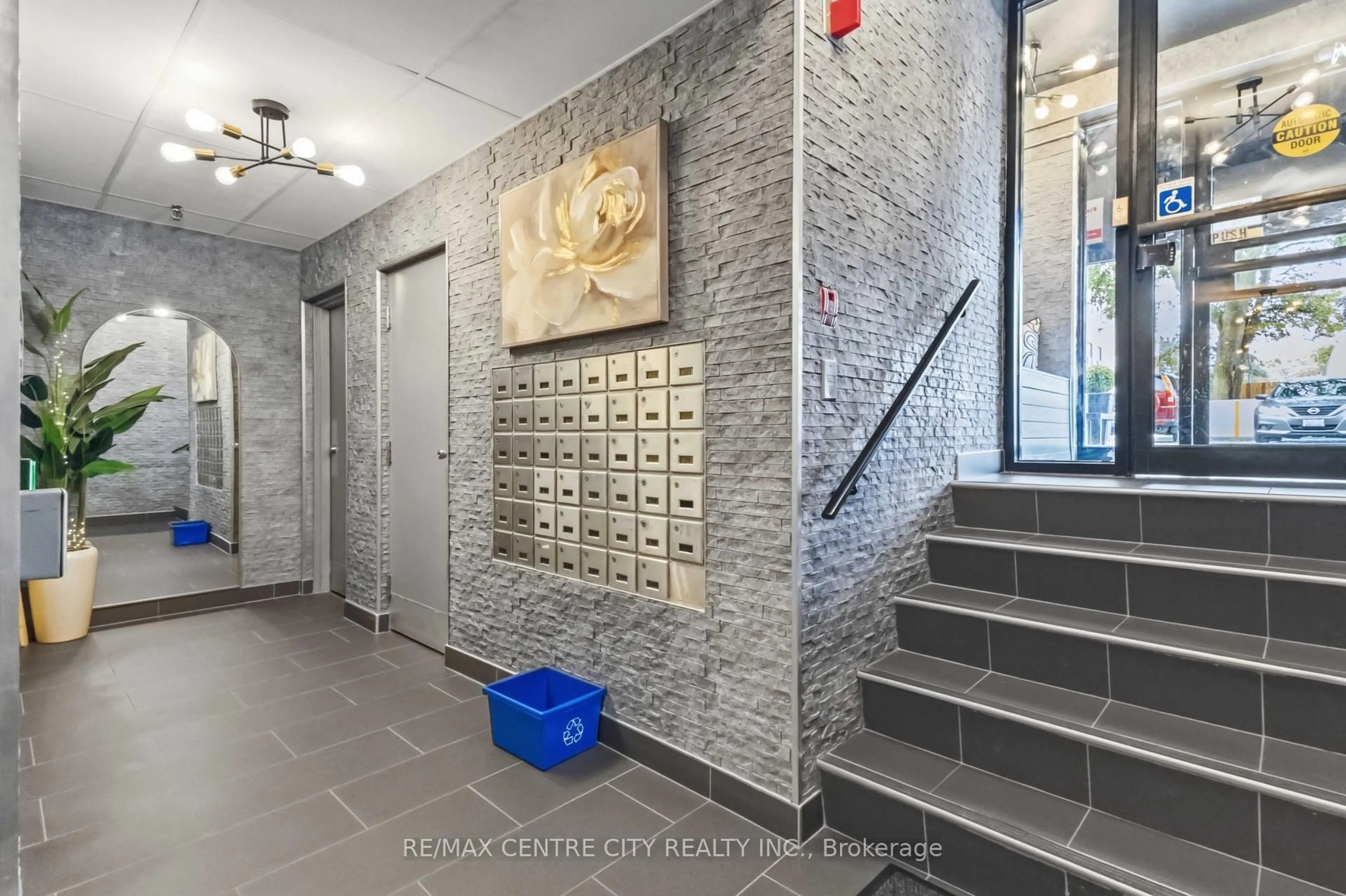 Indoor foyer for 440 Central Ave #405, London East Ontario N6B 2E5
