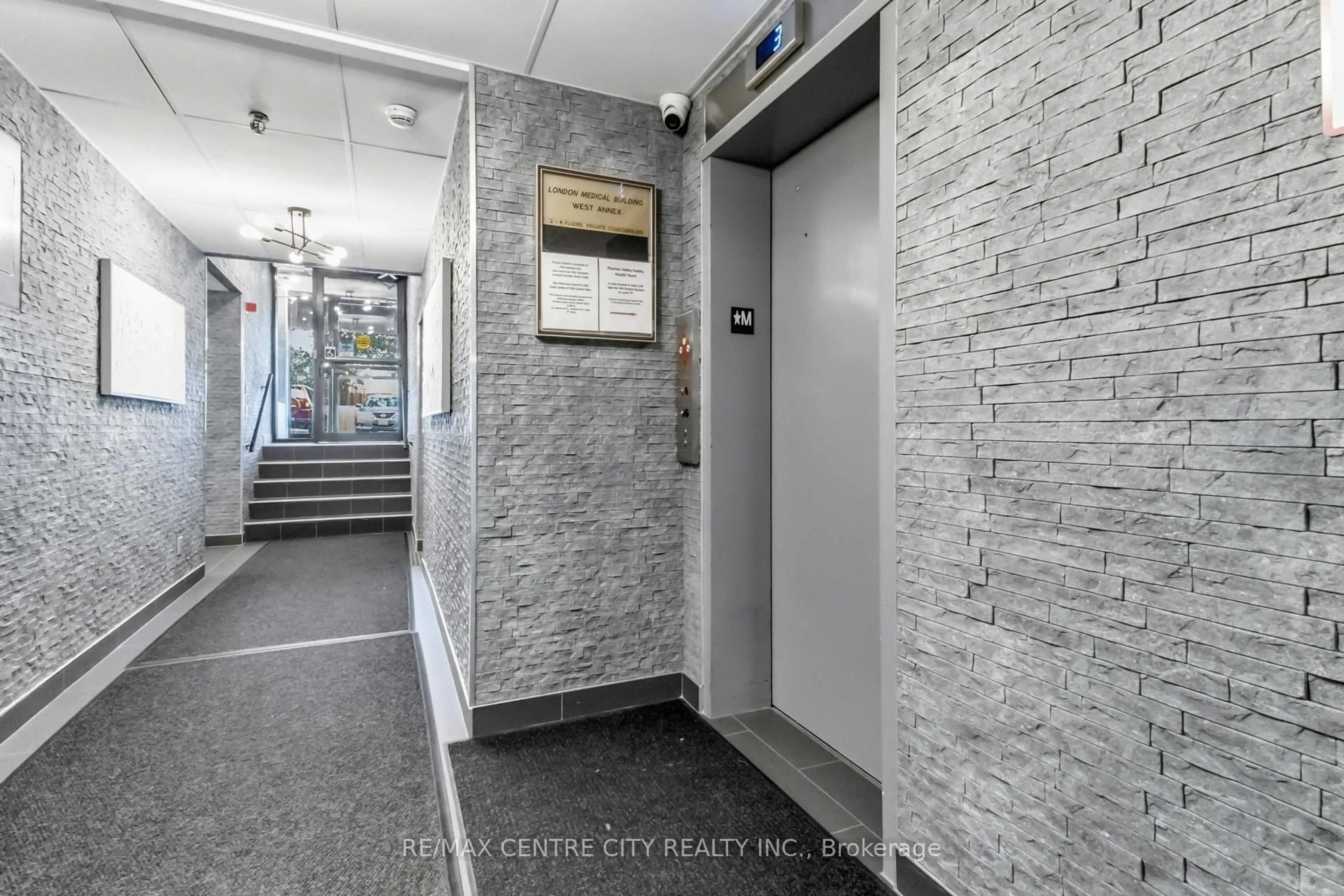 Indoor foyer for 440 Central Ave #405, London East Ontario N6B 2E5