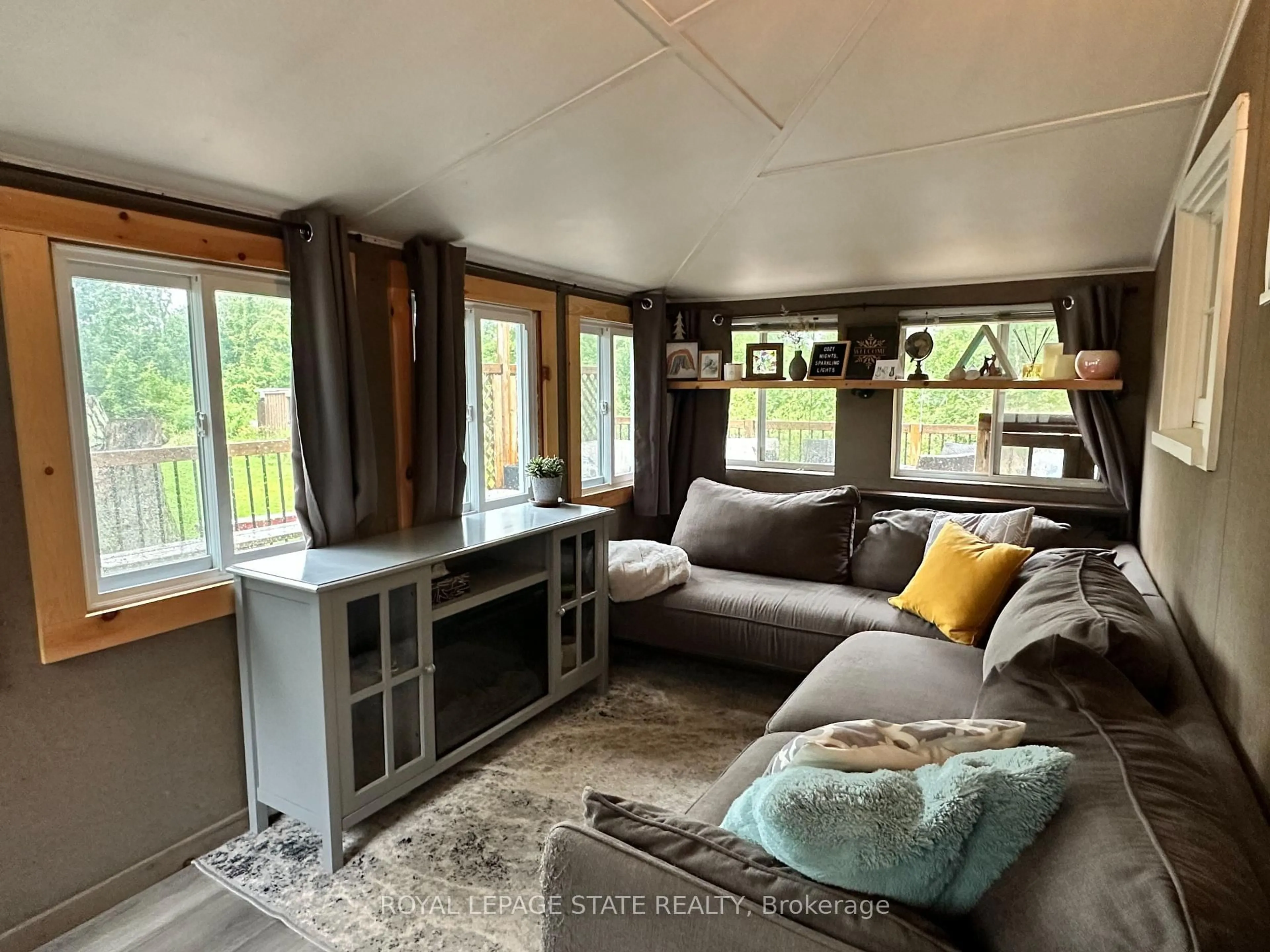 Living room with furniture, unknown for 716 Sandy Bay Rd, Haldimand Ontario N1A 2W6