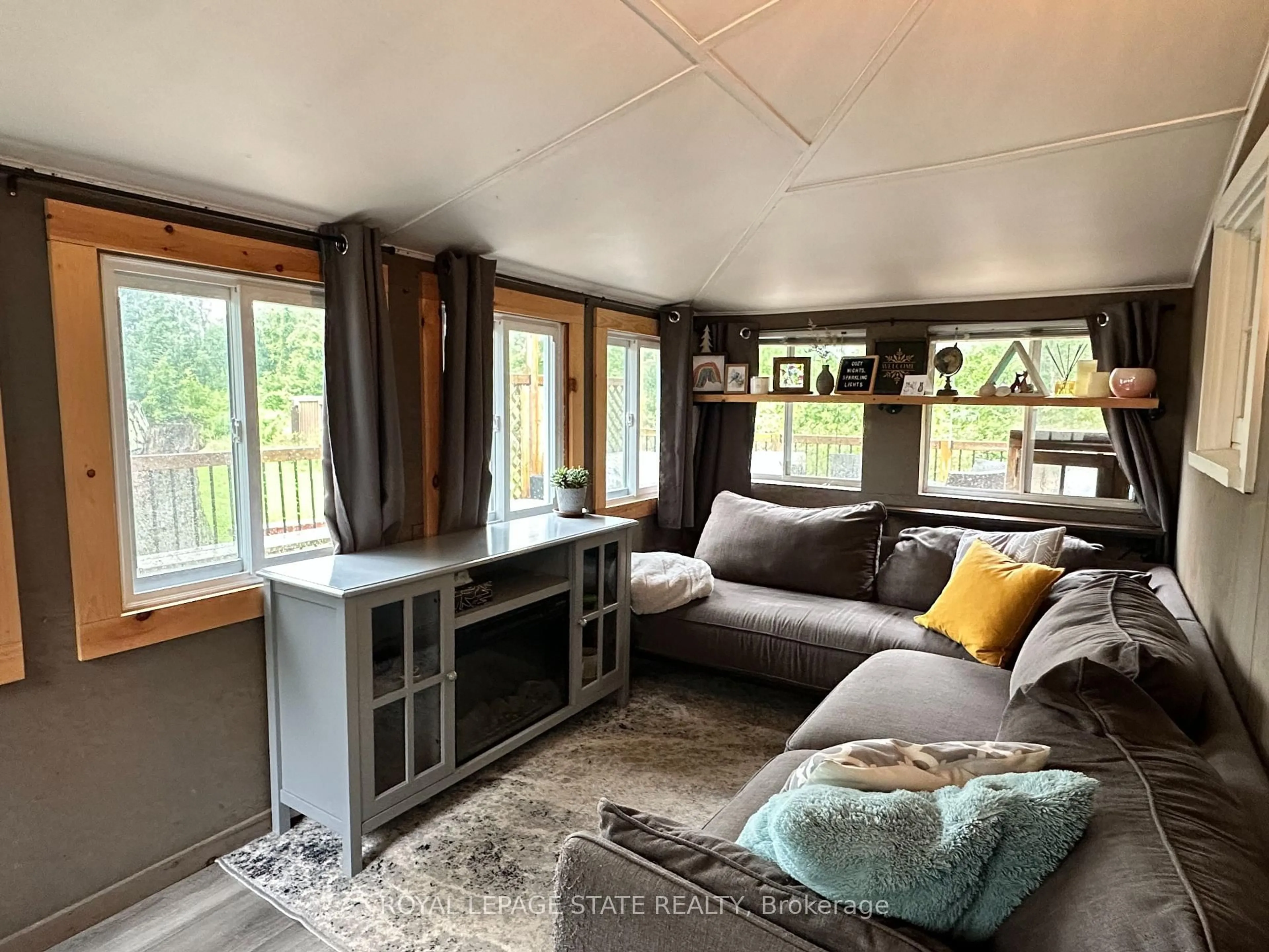 Living room with furniture, wood/laminate floor for 716 Sandy Bay Rd, Haldimand Ontario N1A 2W6