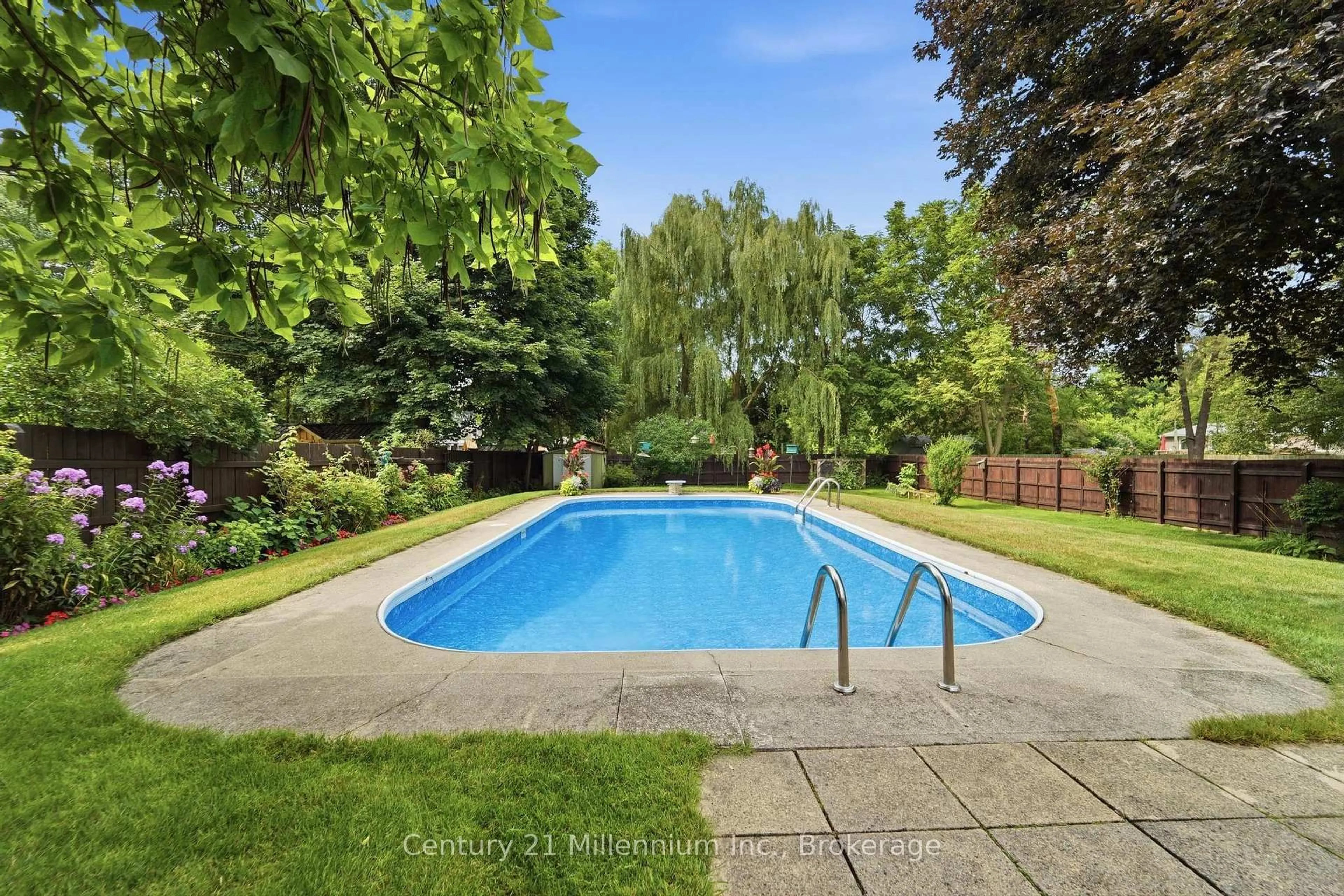 Pool for 266 Parker St, Kincardine Ontario N2Z 1G3