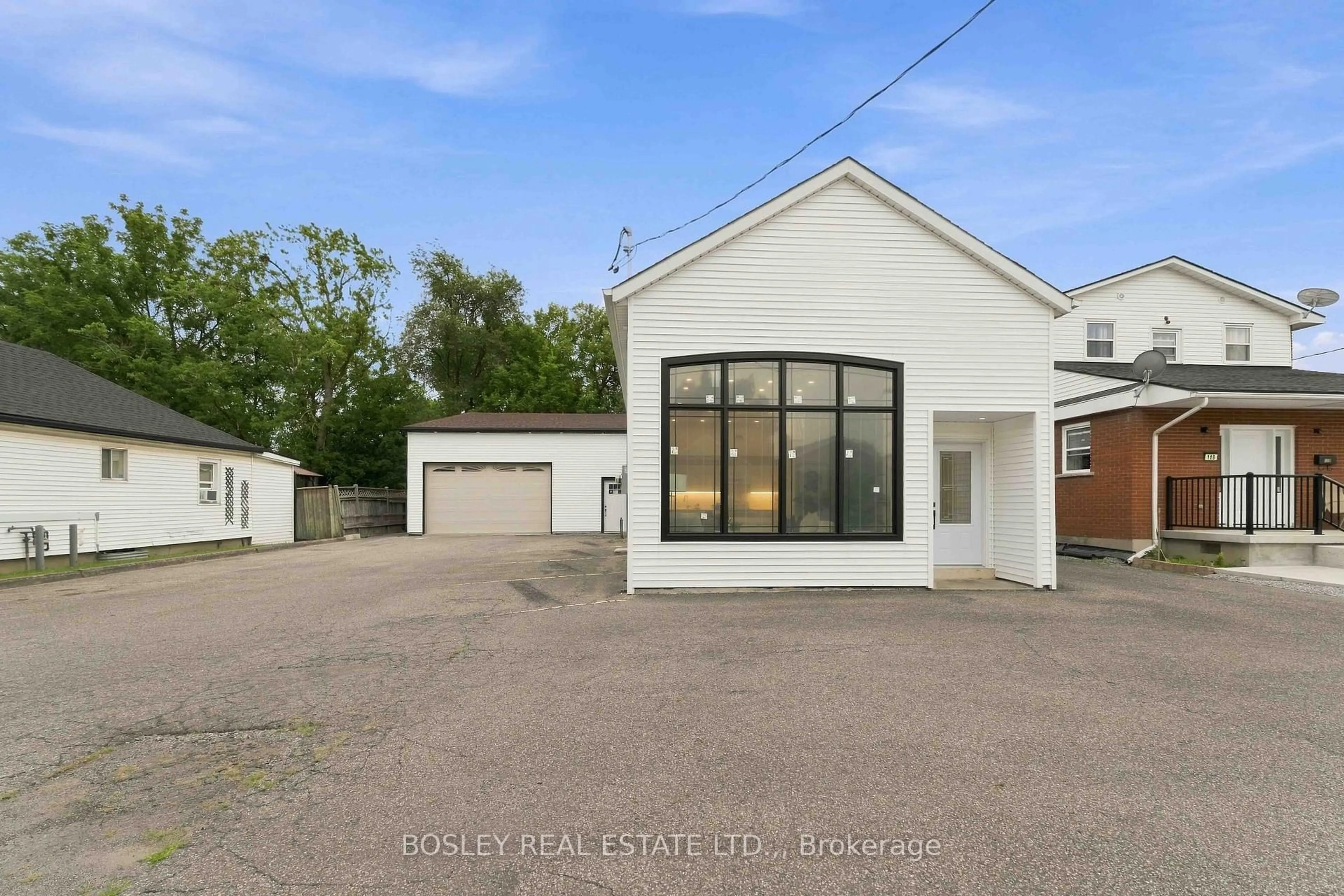A pic from outside/outdoor area/front of a property/back of a property/a pic from drone, building for 114 Chetwood St, St. Catharines Ontario L2S 2A8