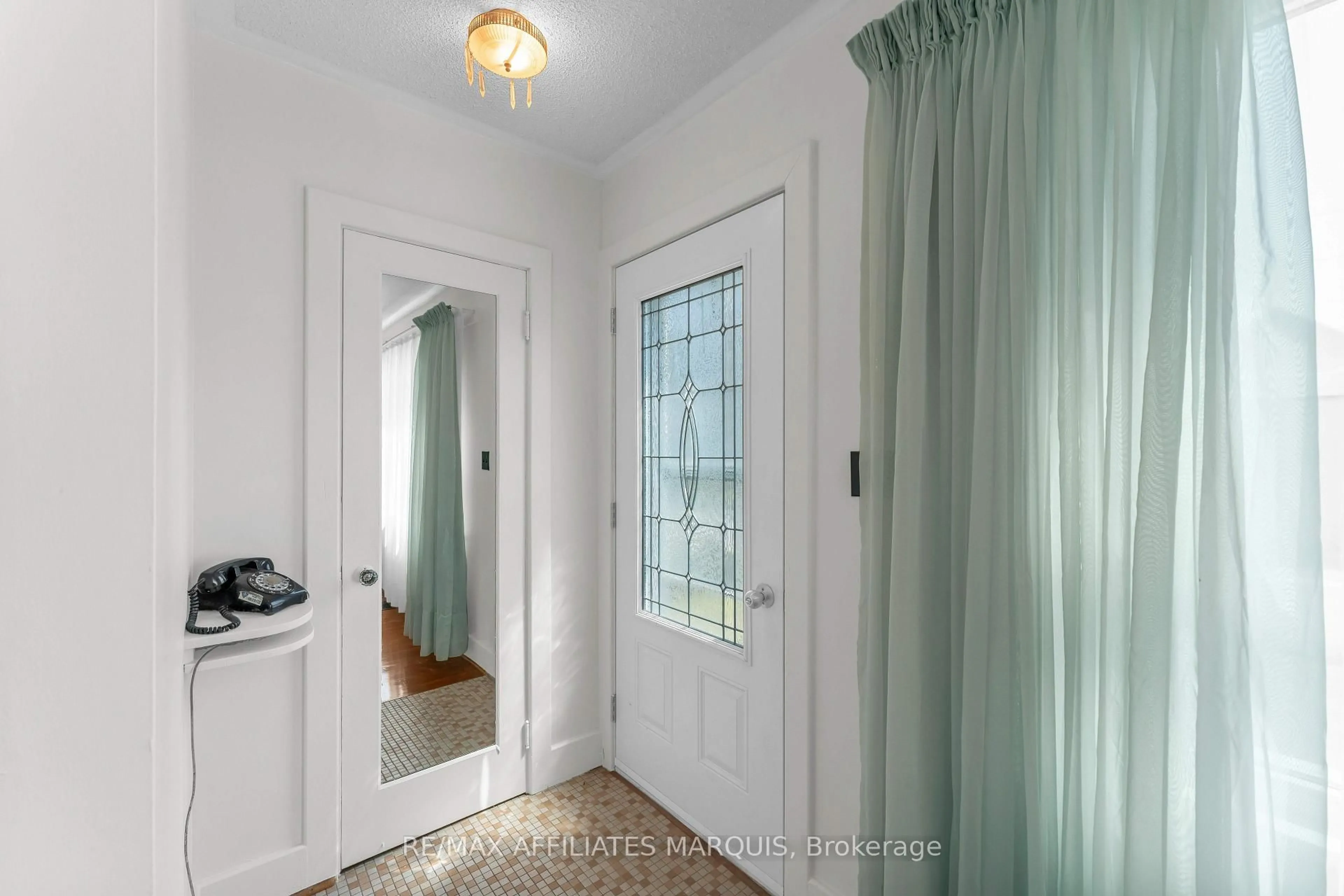 Indoor entryway for 1030 Wagarville Rd, Parham Ontario K0H 2K0