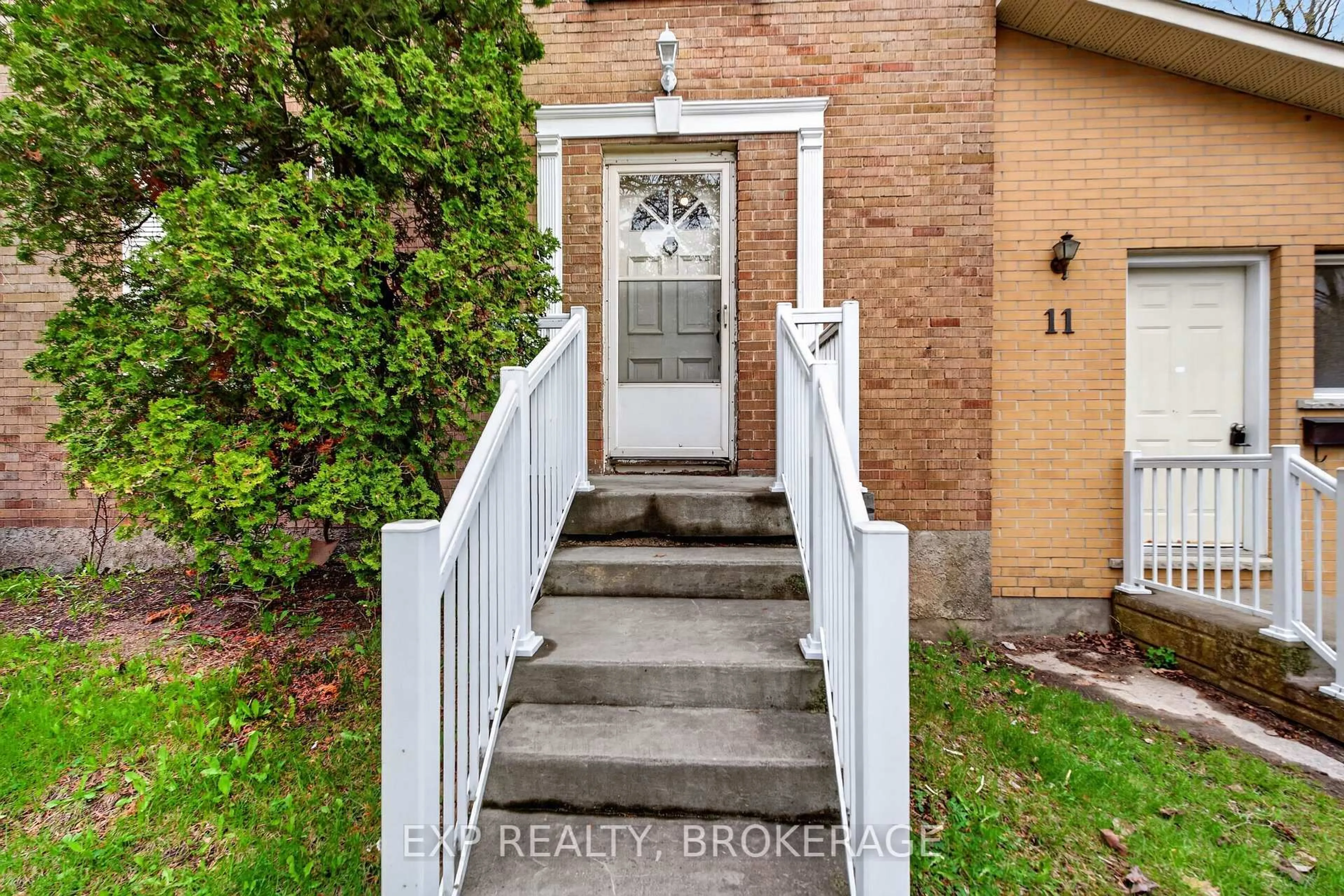 Indoor entryway for 11 CARRUTHERS Ave, Kingston Ontario K7L 1L9