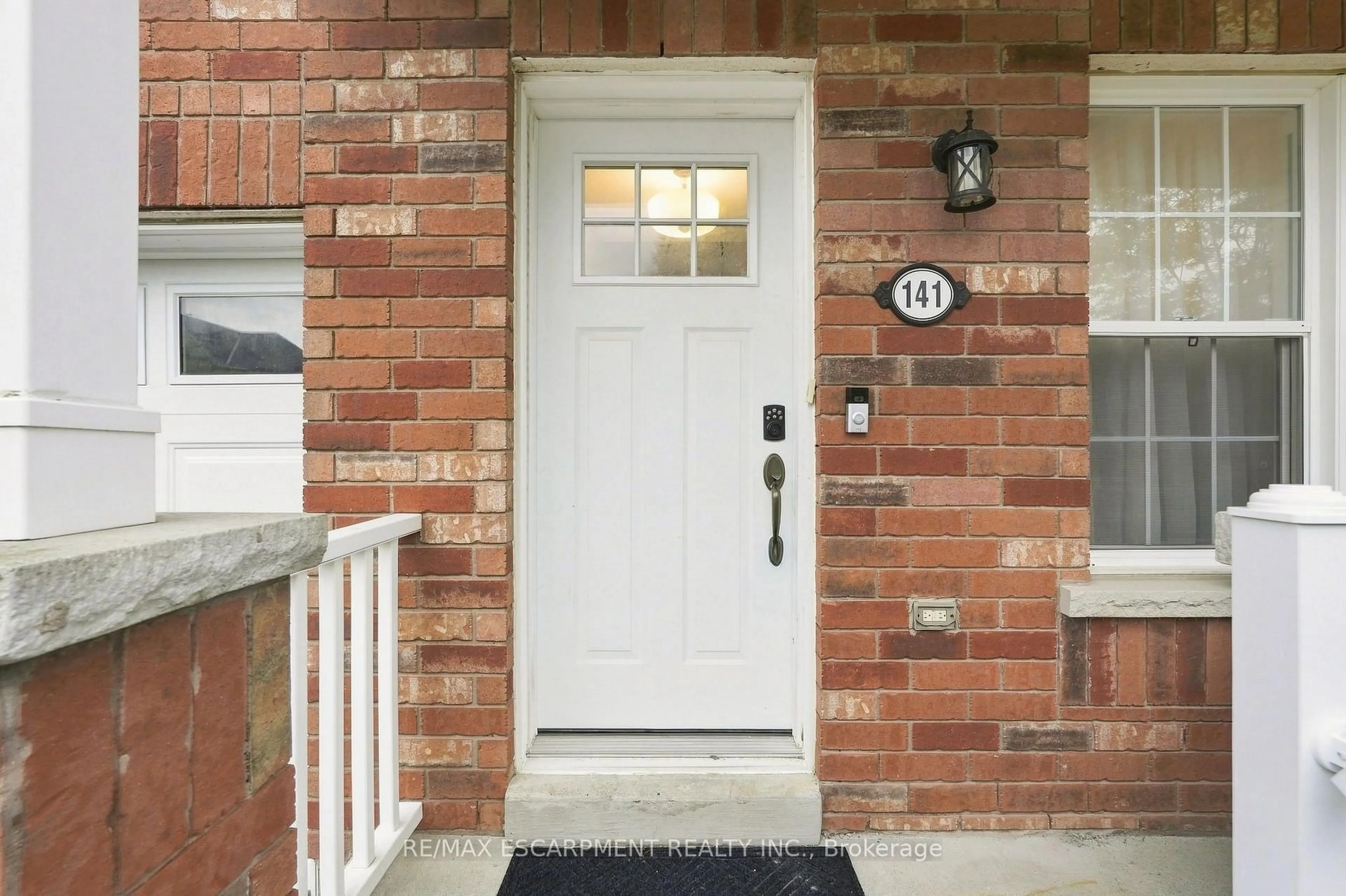 Indoor entryway for 141 Cleghorn Dr, Hamilton Ontario L0R 1C0