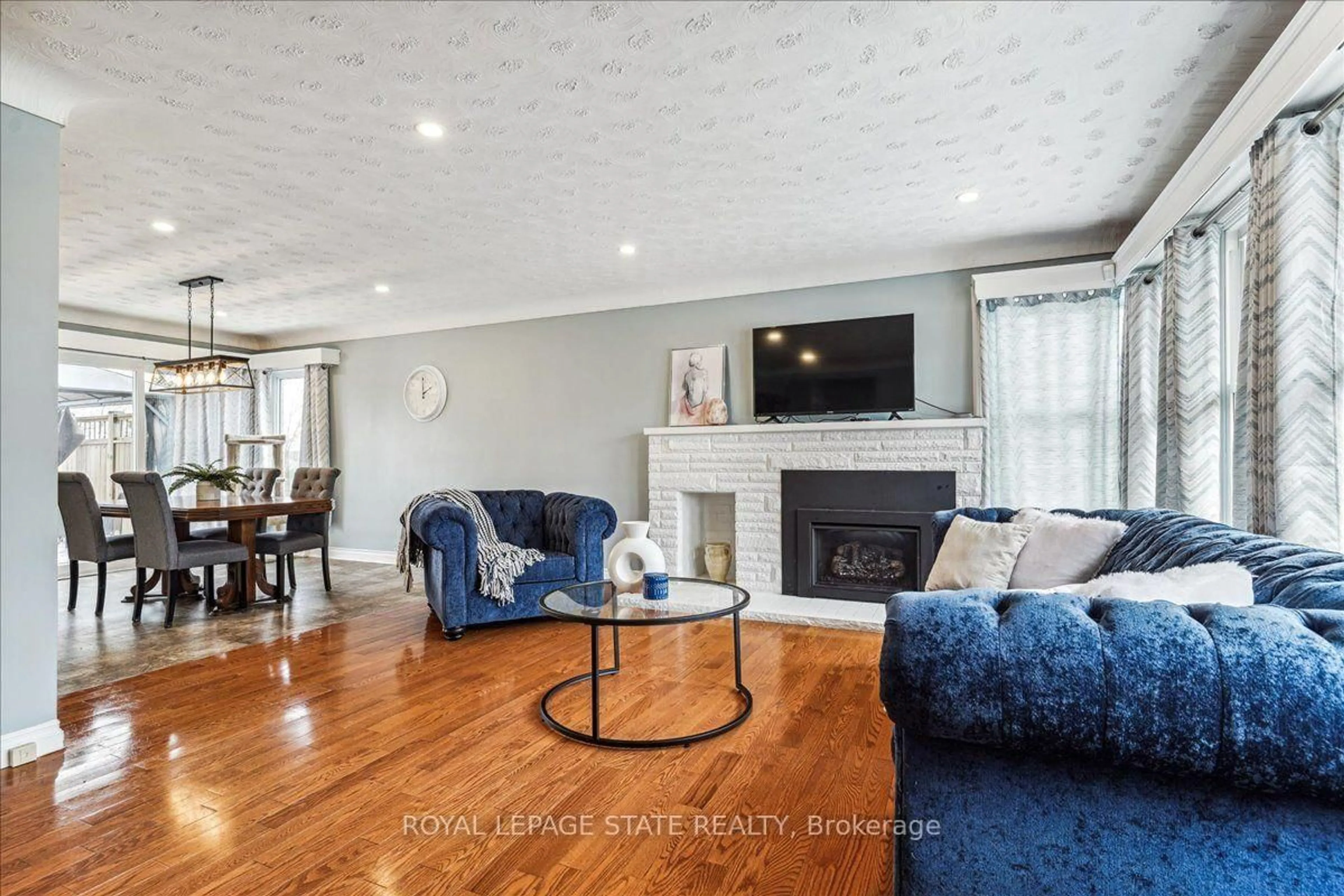 Living room with furniture, wood/laminate floor for 5117 Canborough Rd, West Lincoln Ontario L0R 2J0