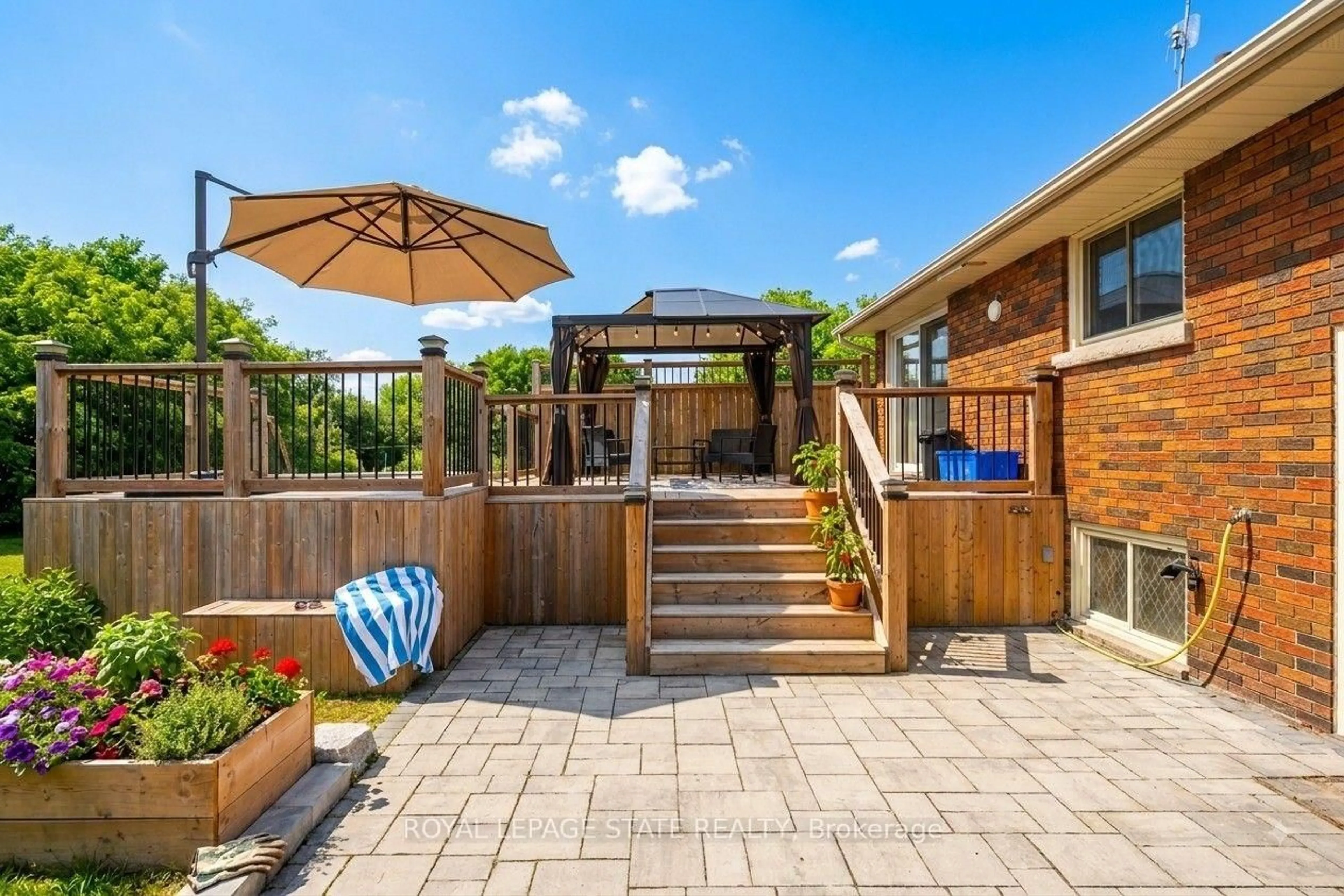Patio, street for 5117 Canborough Rd, West Lincoln Ontario L0R 2J0