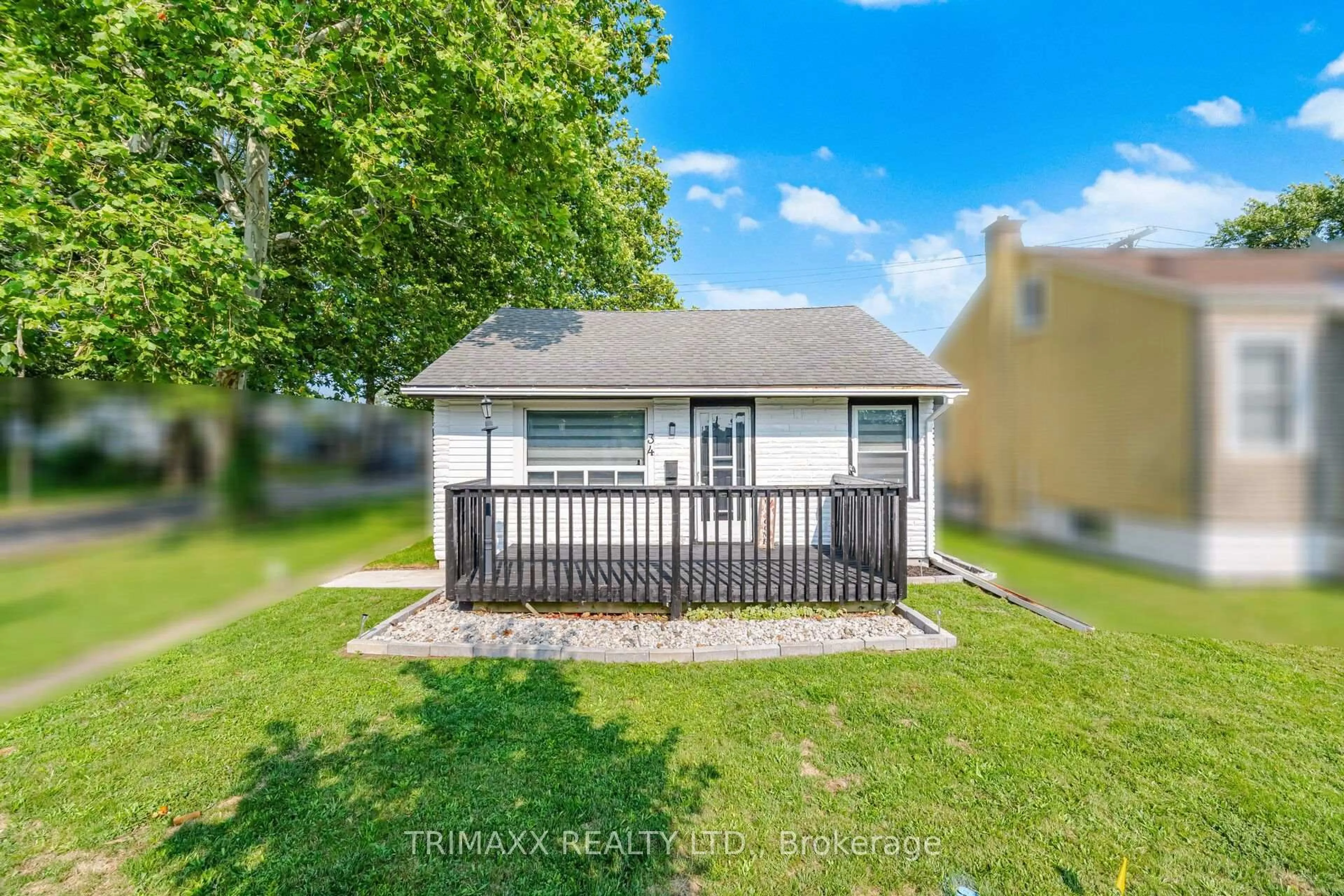 A pic from outside/outdoor area/front of a property/back of a property/a pic from drone, street for 34 DOVER Rd, Welland Ontario L3B 2T9
