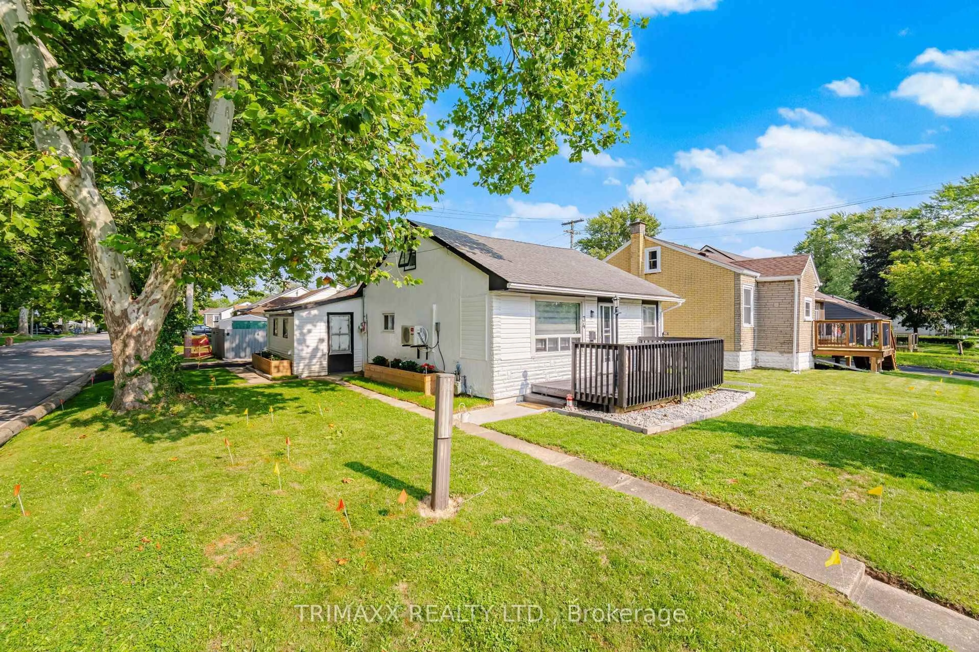 A pic from outside/outdoor area/front of a property/back of a property/a pic from drone, street for 34 DOVER Rd, Welland Ontario L3B 2T9